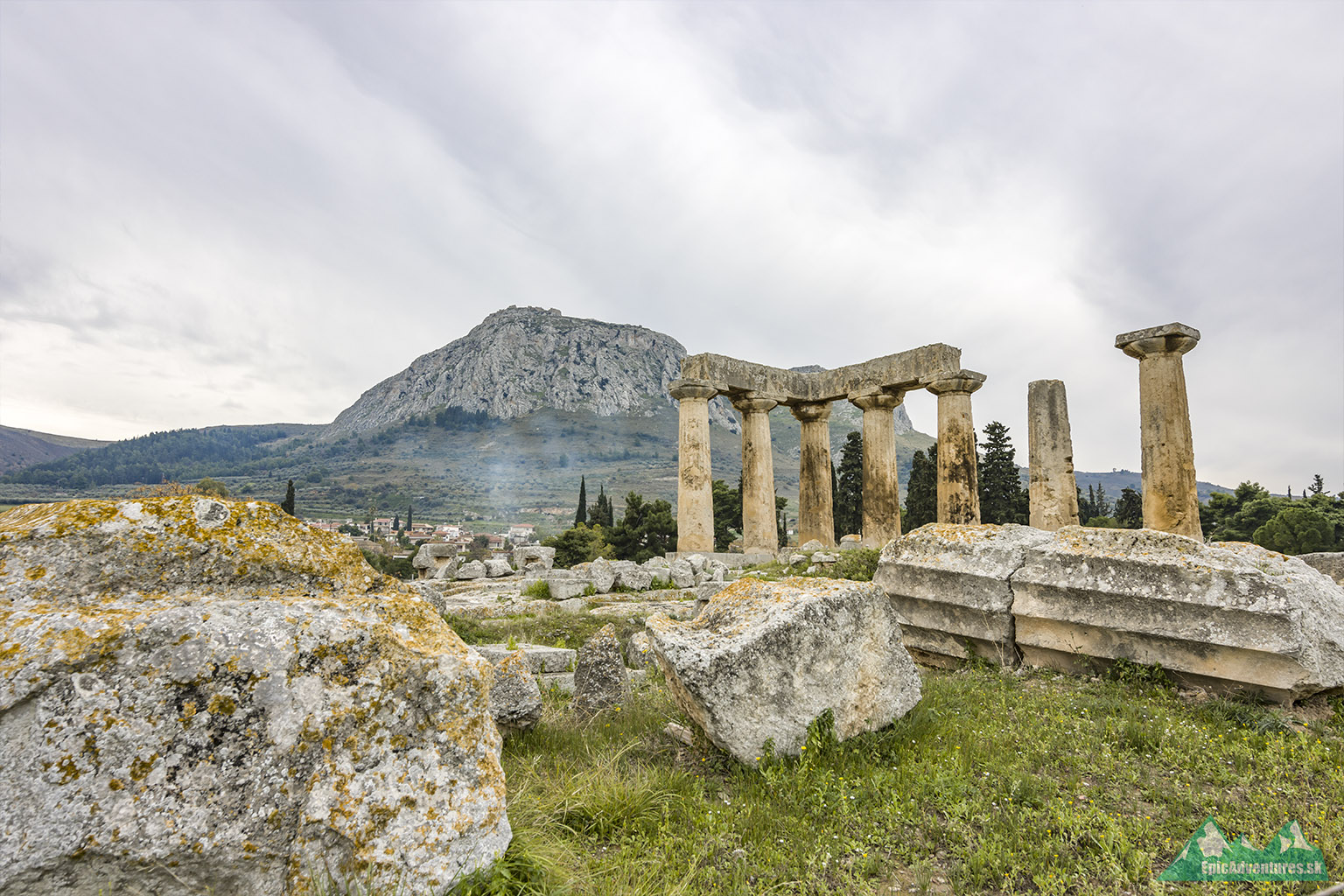 Dominanta starovekého Korintu, Apolónov chrám, v pozadí hora Akrokorint