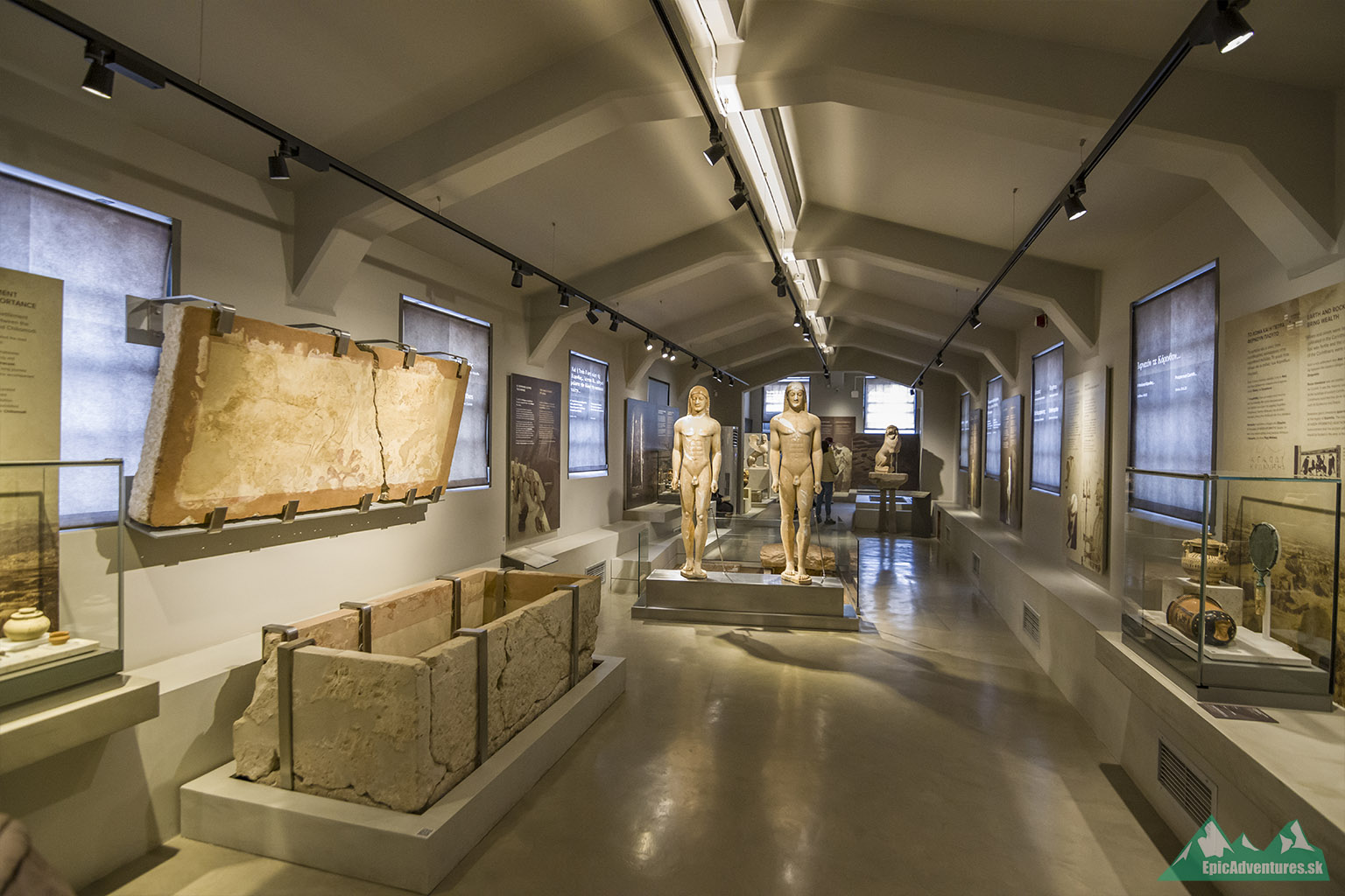 Interiér múzea a mramorové sochy Kouroi