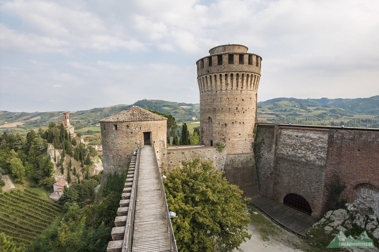 Výhľad z hradieb do jadra pevnosti. V pozadí hodinová veža Torre dell'Orologio