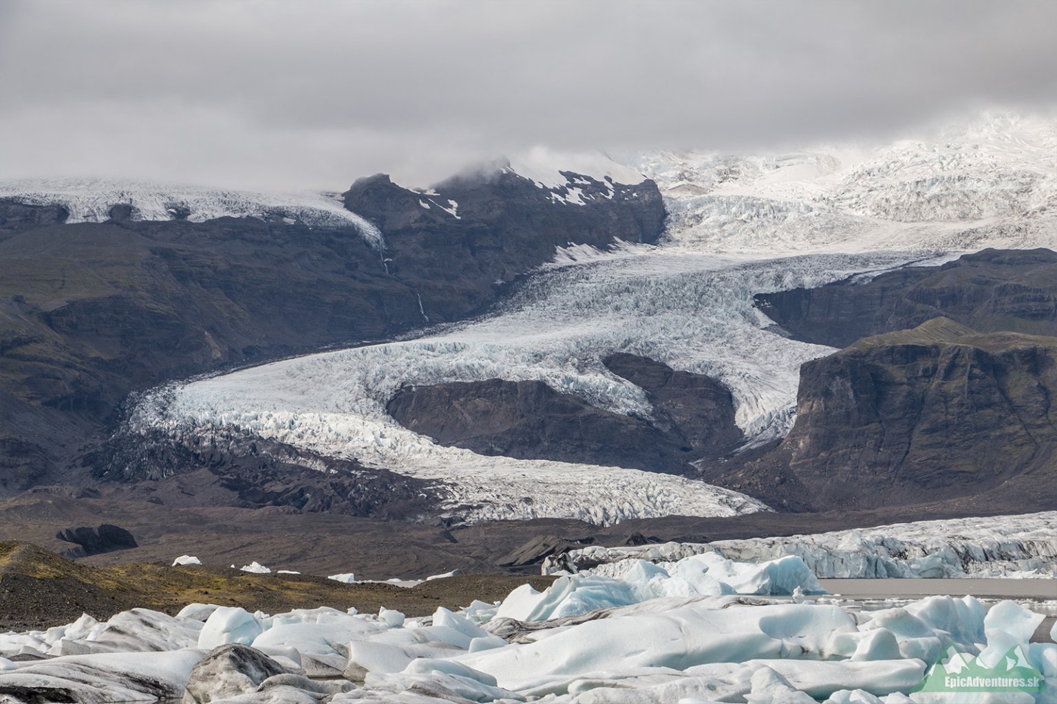 Jeden z mnohých splazov ľadovca Vatnajökull;     Foto: epicadventures.sk