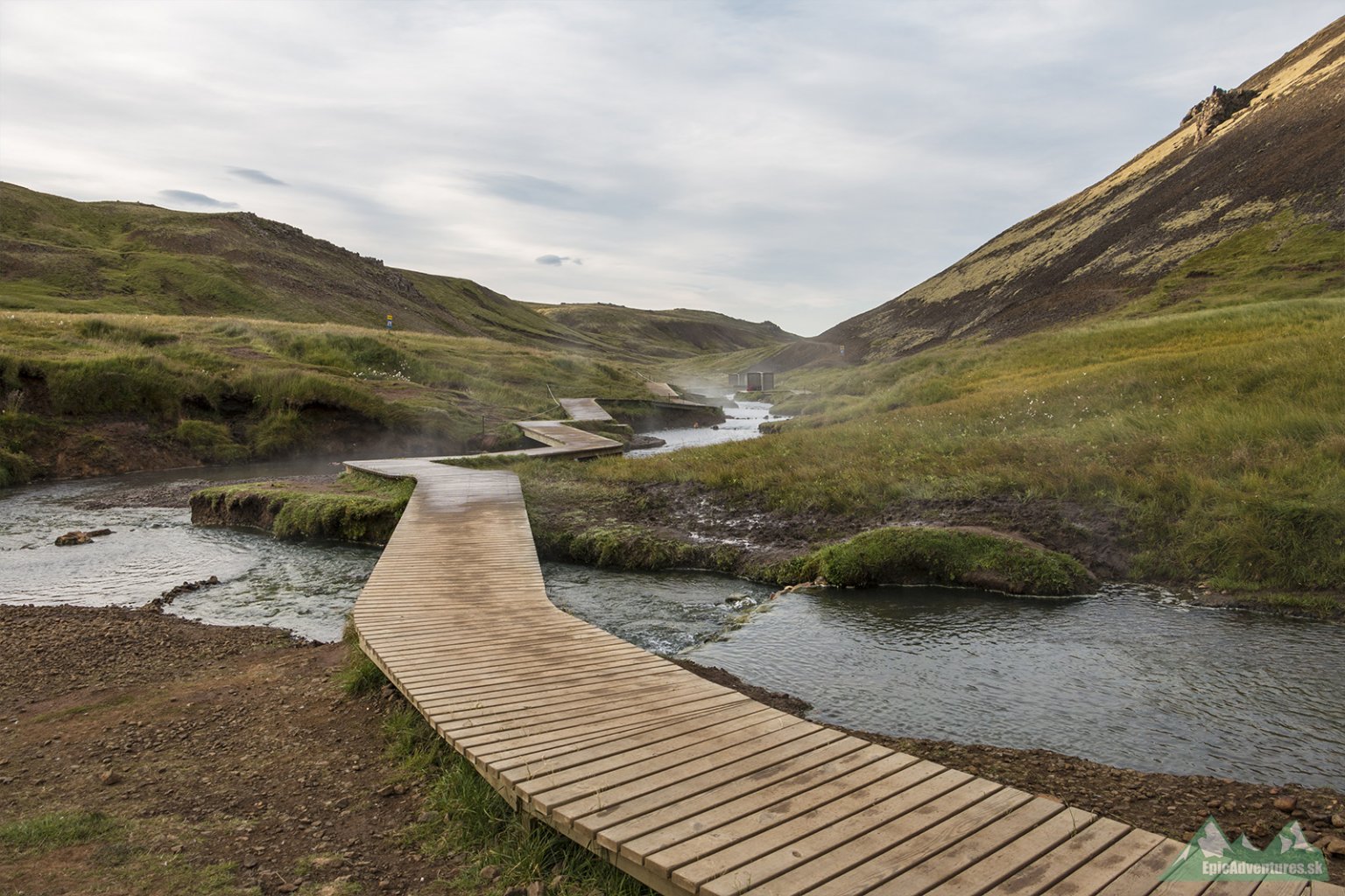 Prírodné termálne kúpalisko v údolí Reykjadalur;     Foto: epicadventures.sk