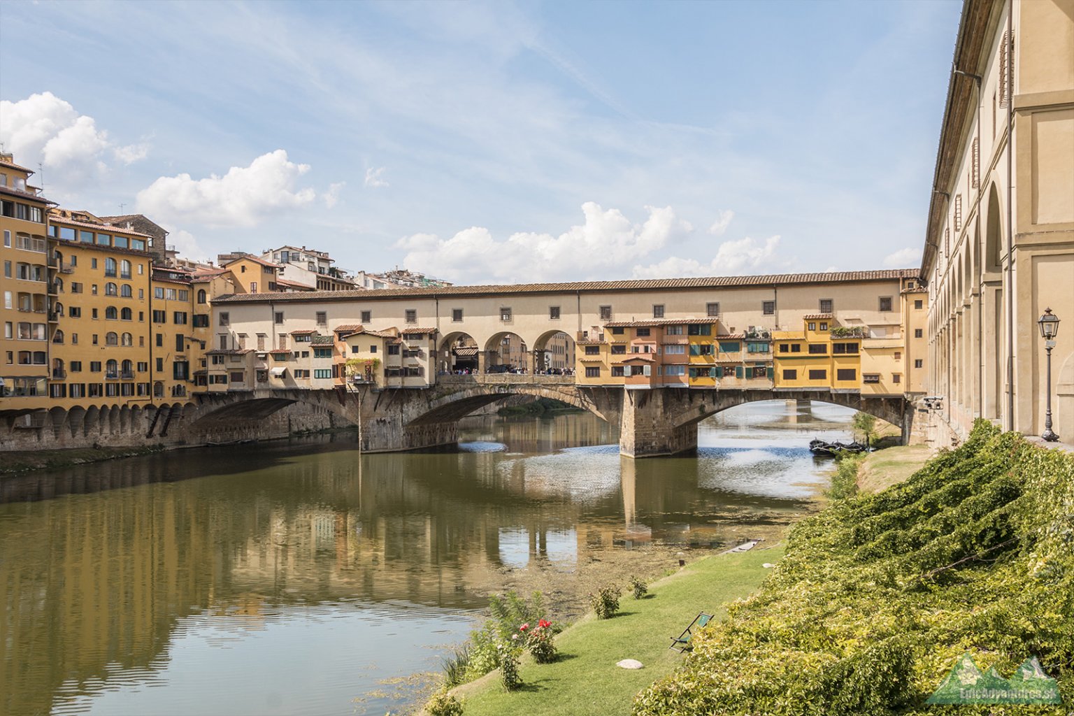Most Ponte Vecchio fotený z východnej strany