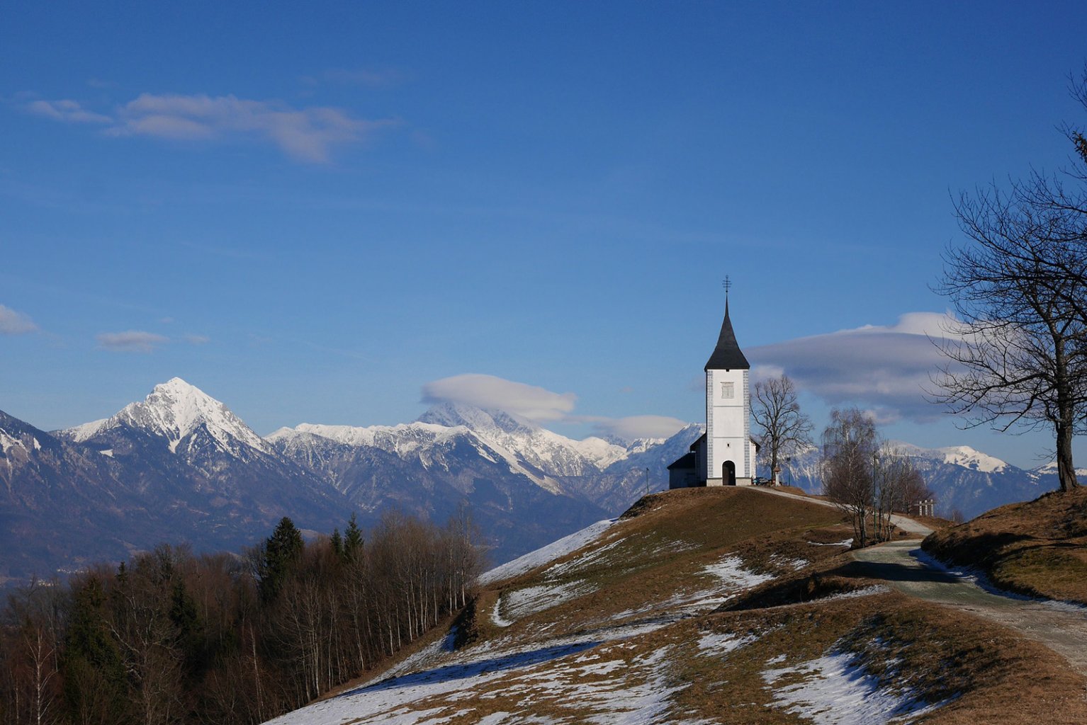 Kostoly na dominantných miestach patria k zaujímavostiam slovinského vidieku. Cerkev Svetega Primoža v Jamniku;     Foto: pixabay.com