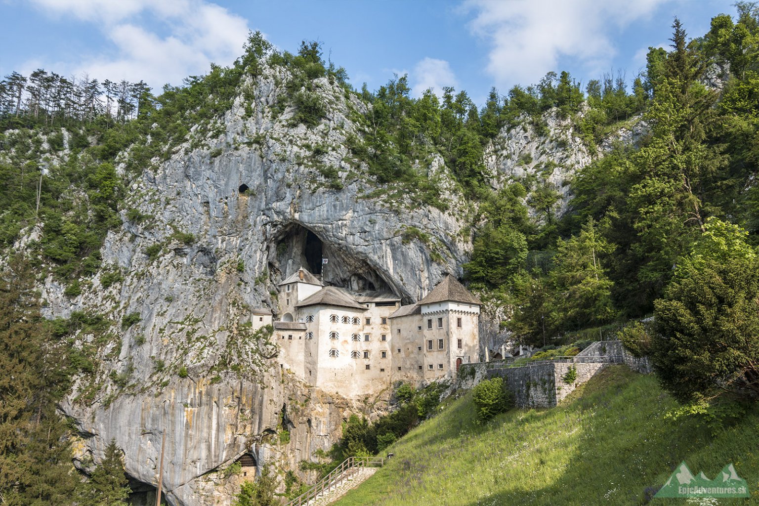 Najznámejší slovinský hrad Predjama;     Foto: epicadventures.sk 