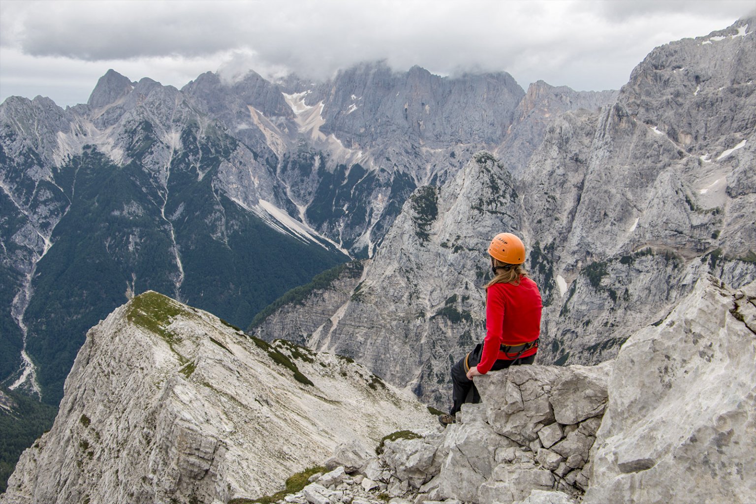 Chodníky v slovinských alpách nie sú pre každého, často vedú strmím a nebezpečným terénom;     Foto: epicadventures.sk 