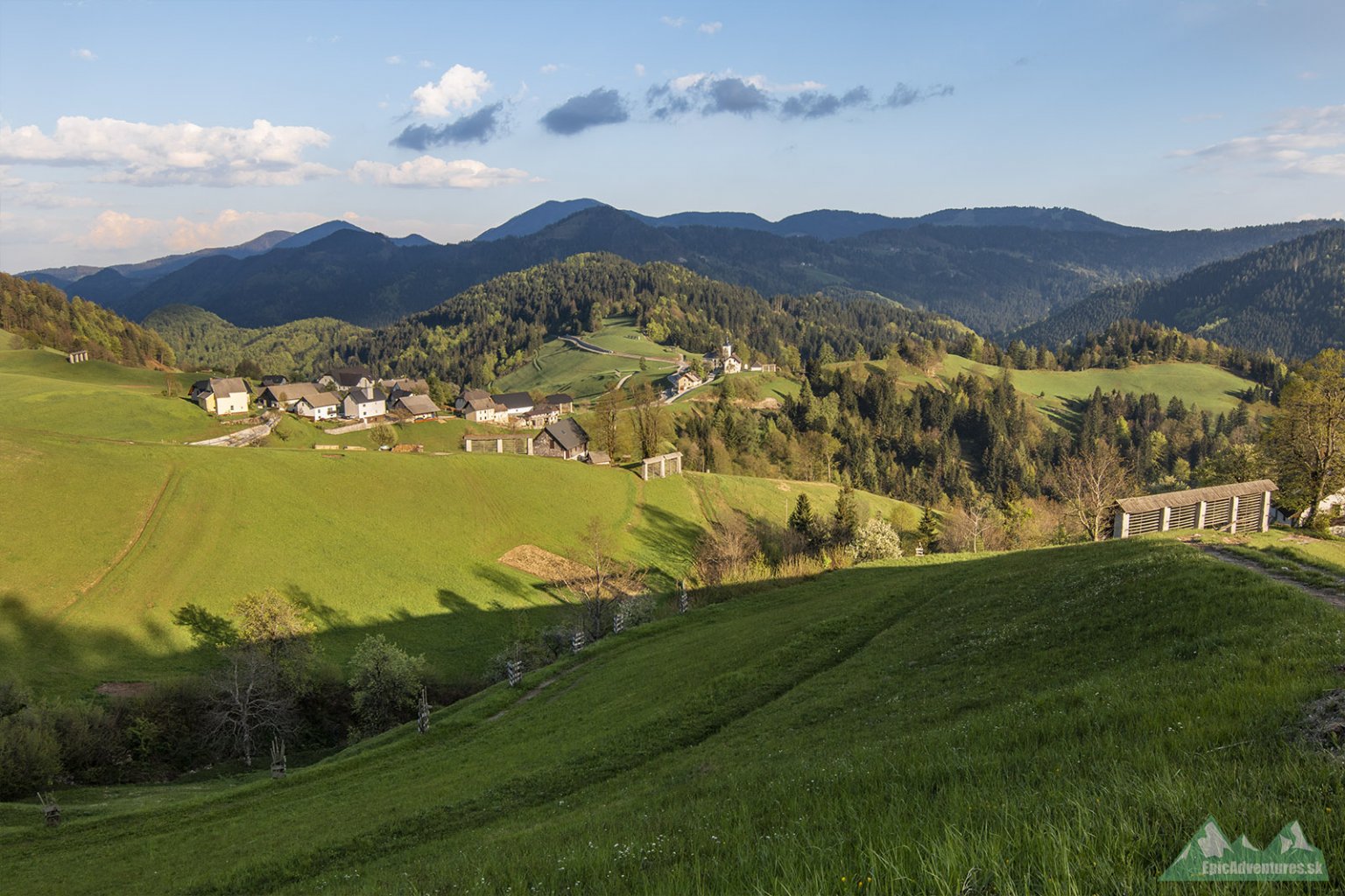 Výhľad na dedinku Zgornja Sorica, ktorá leží na úpätí Juslkých Álp;    Foto: epicadventures.sk