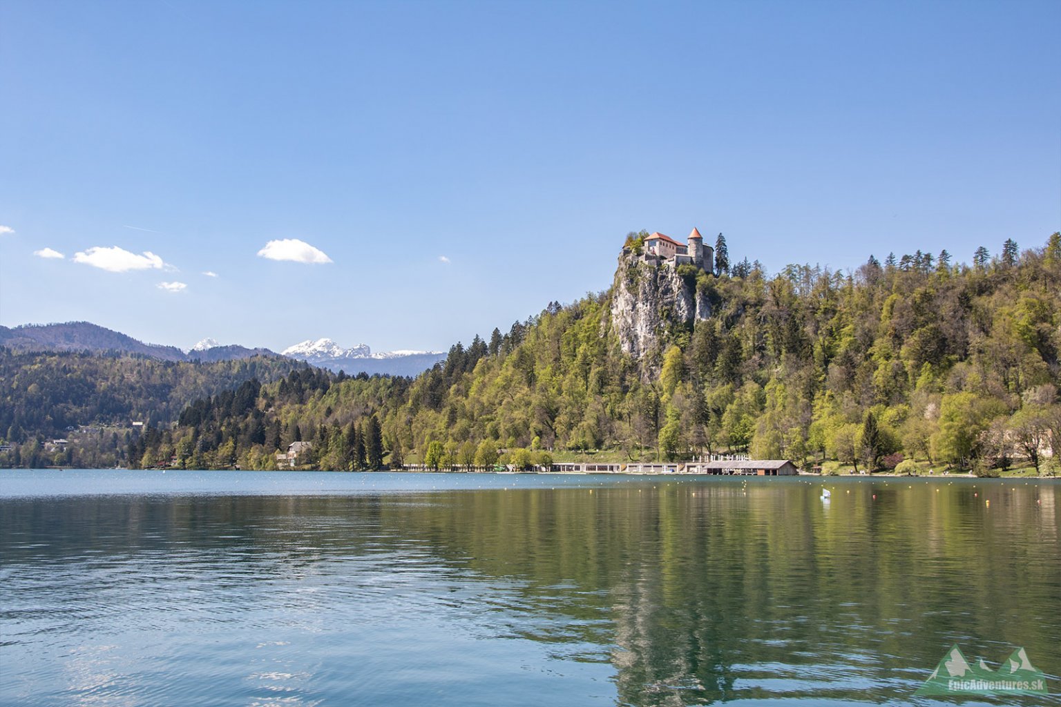 Bledský hradu, ktorý stojí pyšne nad jazerom;     Foto: epicadventures.sk