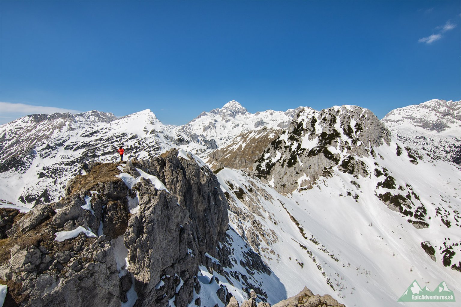 Výhľad na Juslké Alpy a najvyšší vrchol Slovinka, Triglav;     Foto: epicadventures.sk 