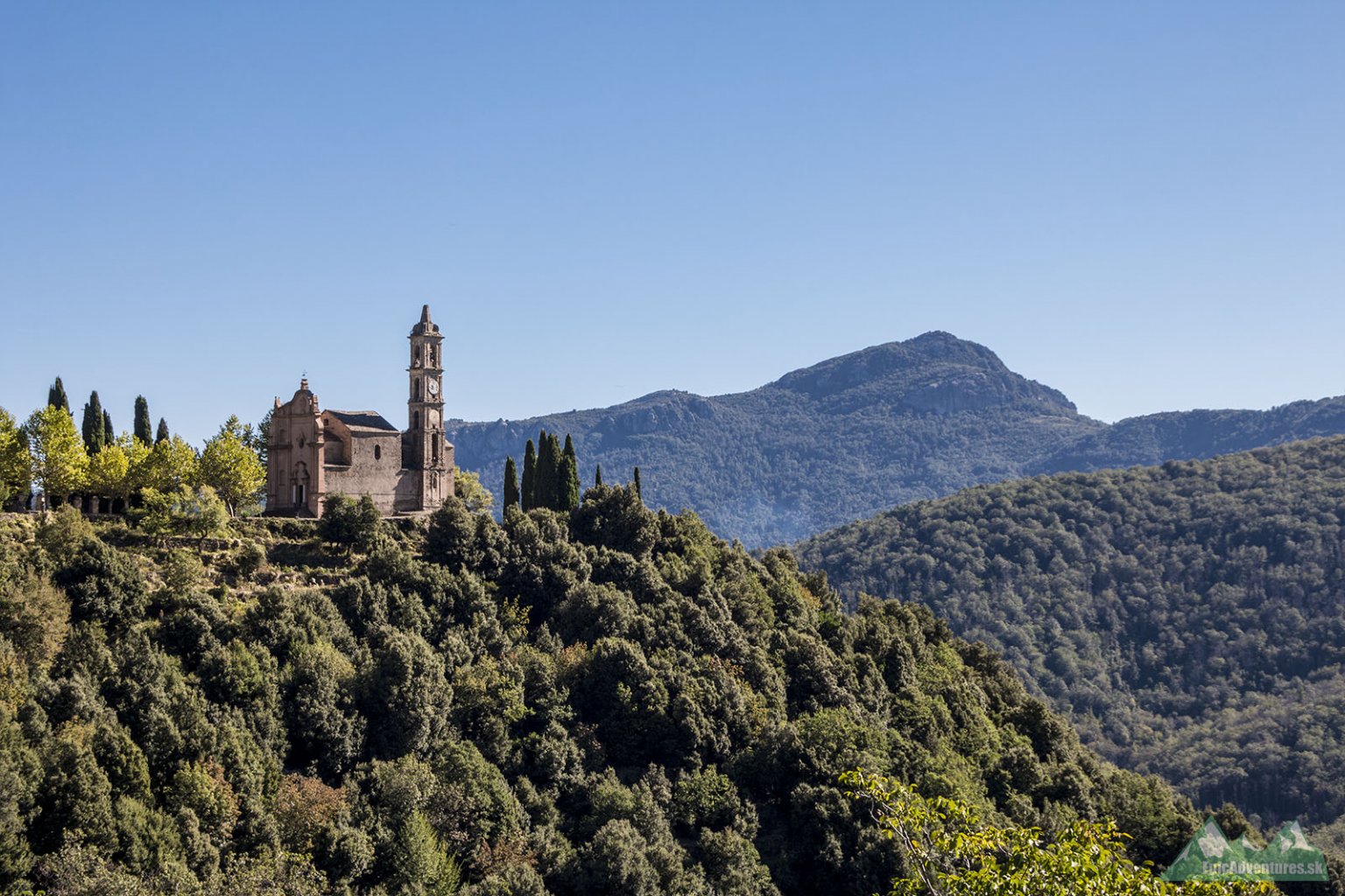 Kostol Sant’Agustinu s panorámou zalesnených hôr