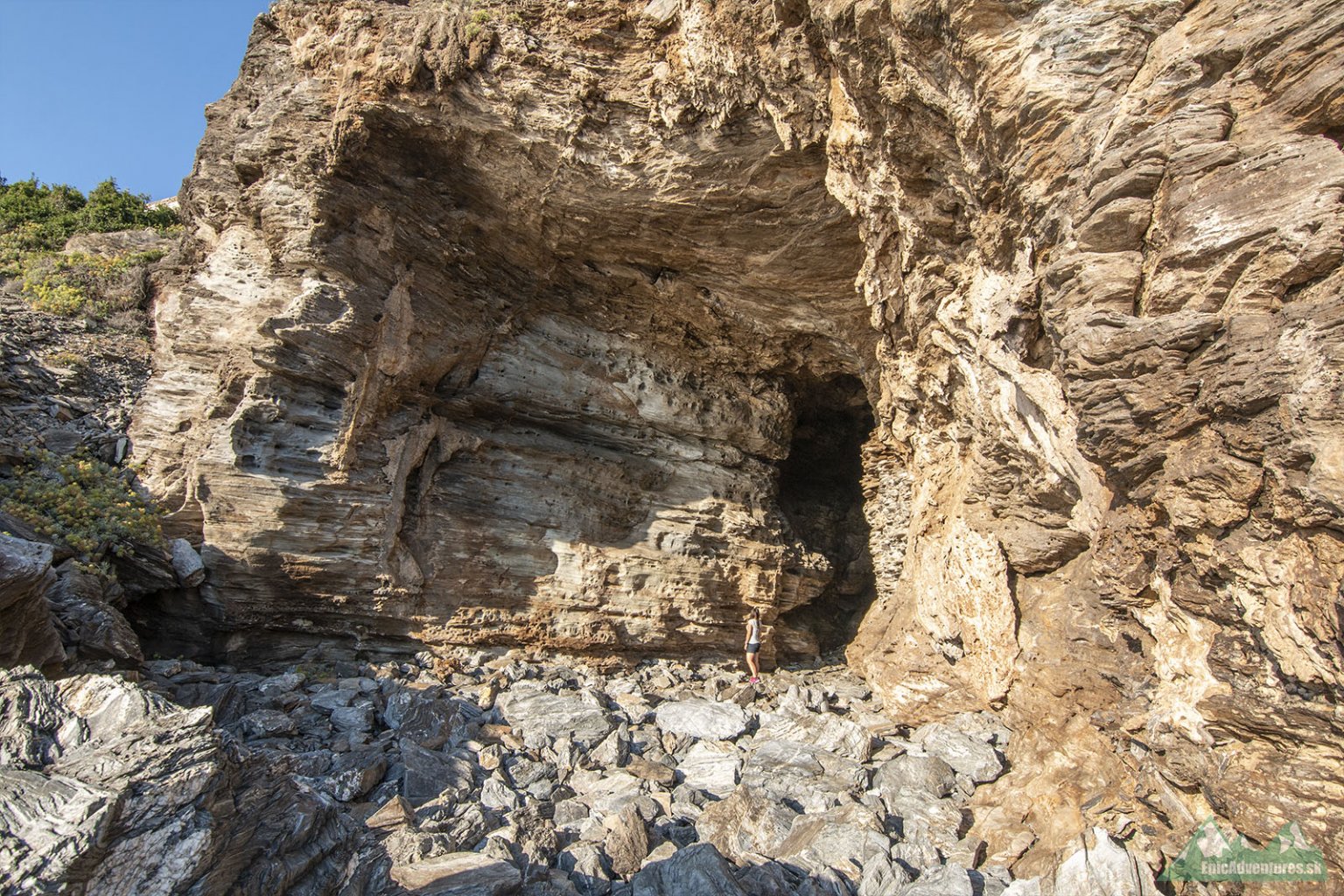 Obrovský vchod do jaskyne pod cestou 