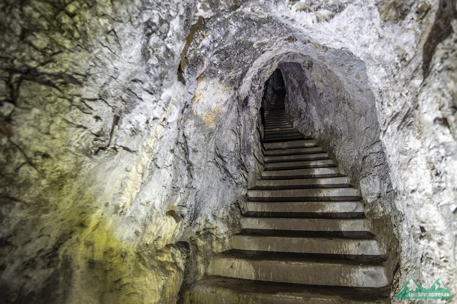 Schody, ktoré vedú z priepasti do horných tunelov; Foto:epicadventures.sk