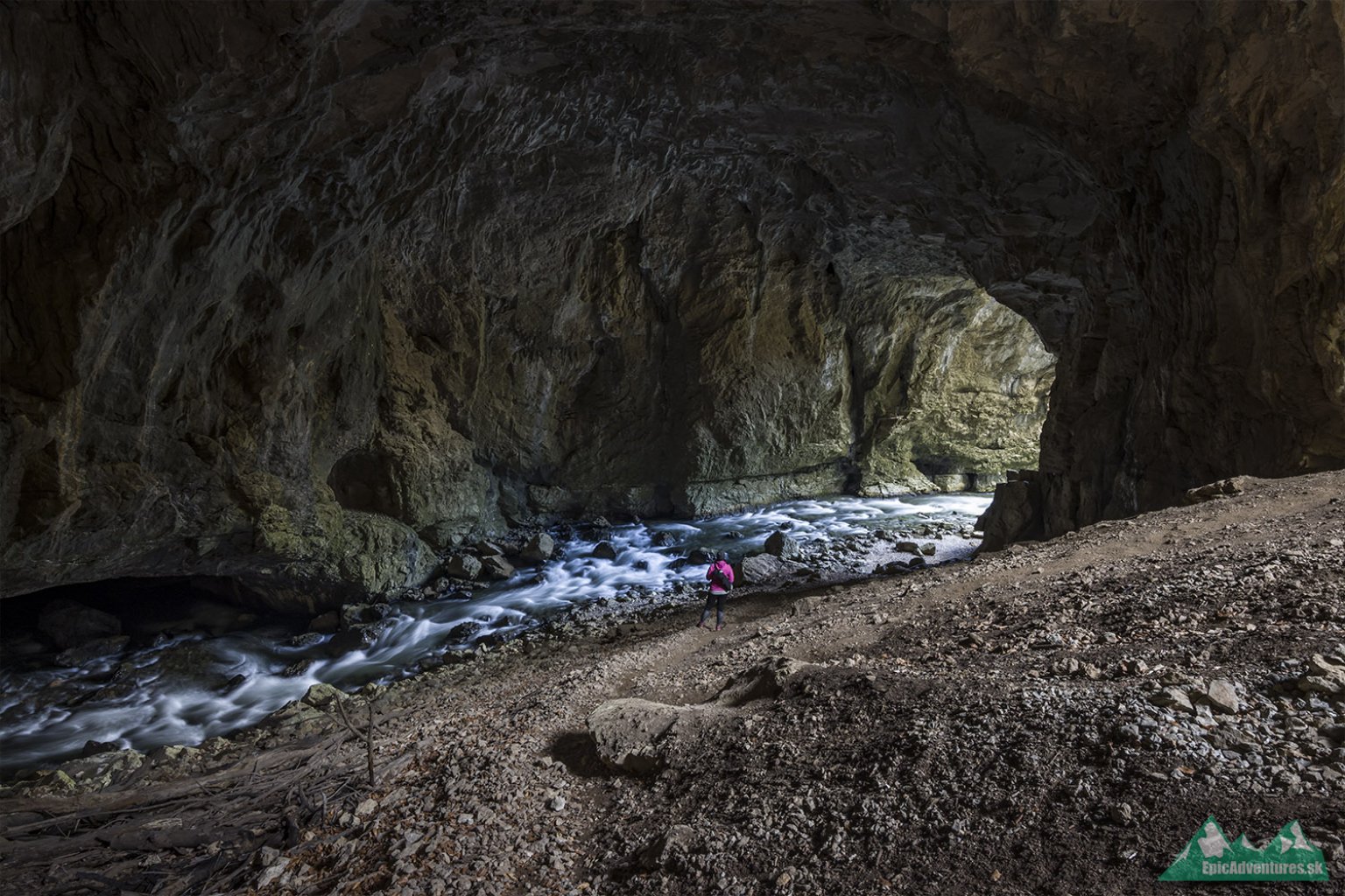 Jaskyňa Tkalca jama, v ktorej sa rieka stráca v podzemí; Foto:epicadventures.sk