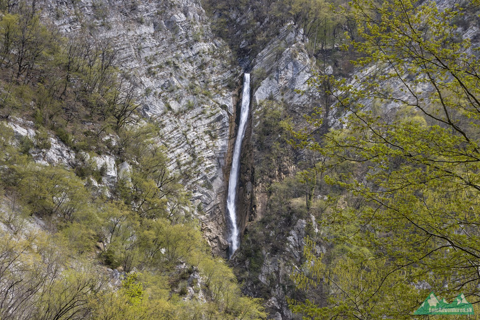Výhľad na vodopád Gregorčičev počas cesty roklinou; Foto:epicadventures.sk