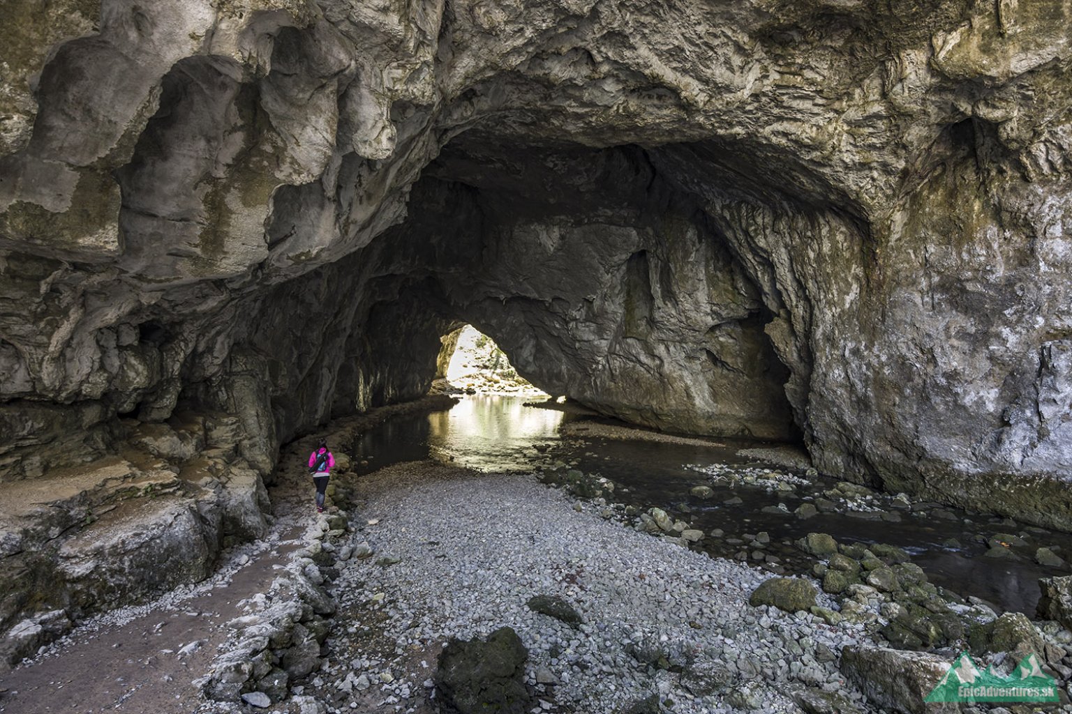 Po zrútení stropov jaskyne ostali jednotlivé priepasti spojené tunelmi; Foto:epicadventures.sk
