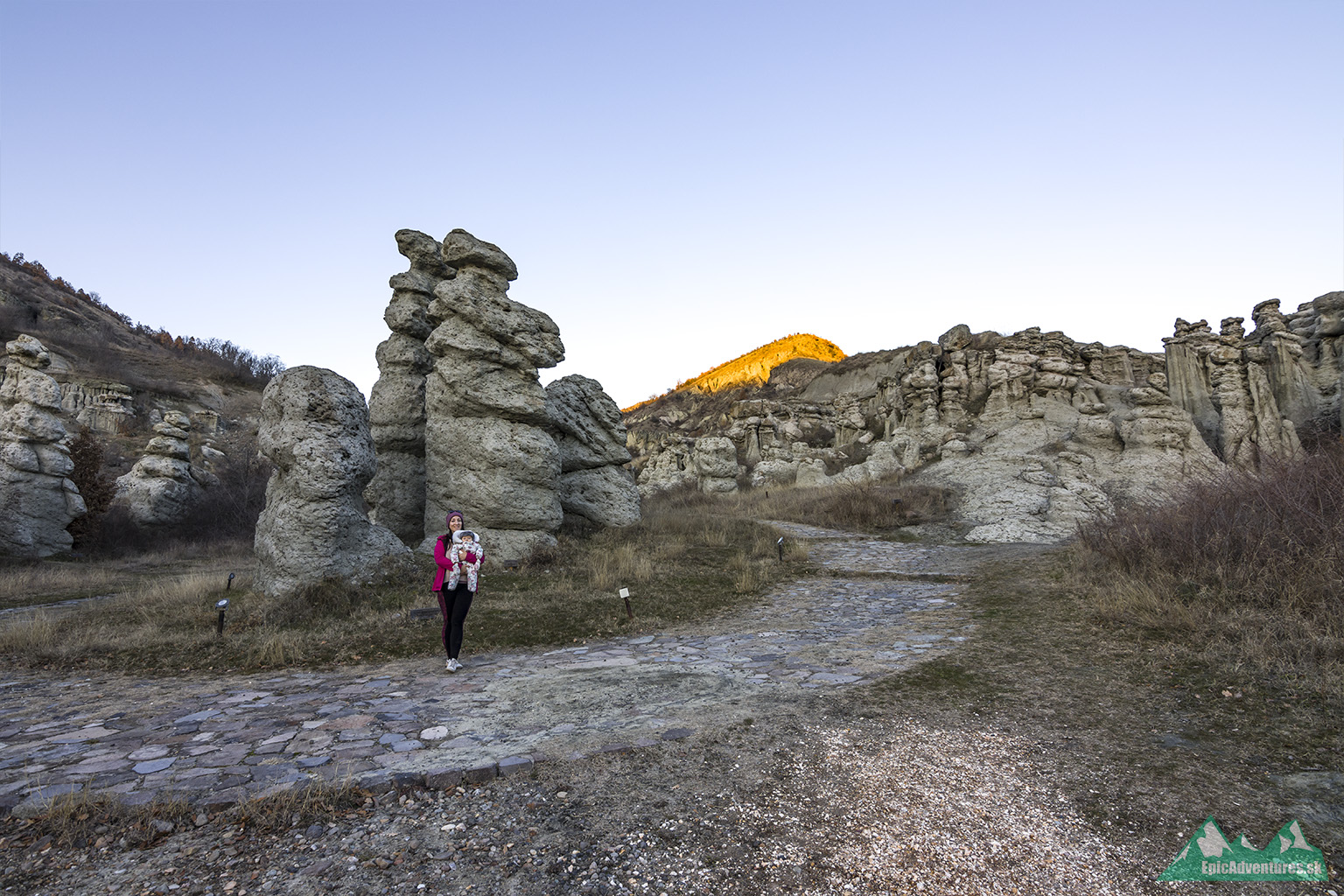  Skalné veže v Kuklici vznikli bežnou eróziou vulkanických hornín, podľa legendy sú to však skamenelí svadobčania, ktorých prekliala ponížená sokyňa nevesty