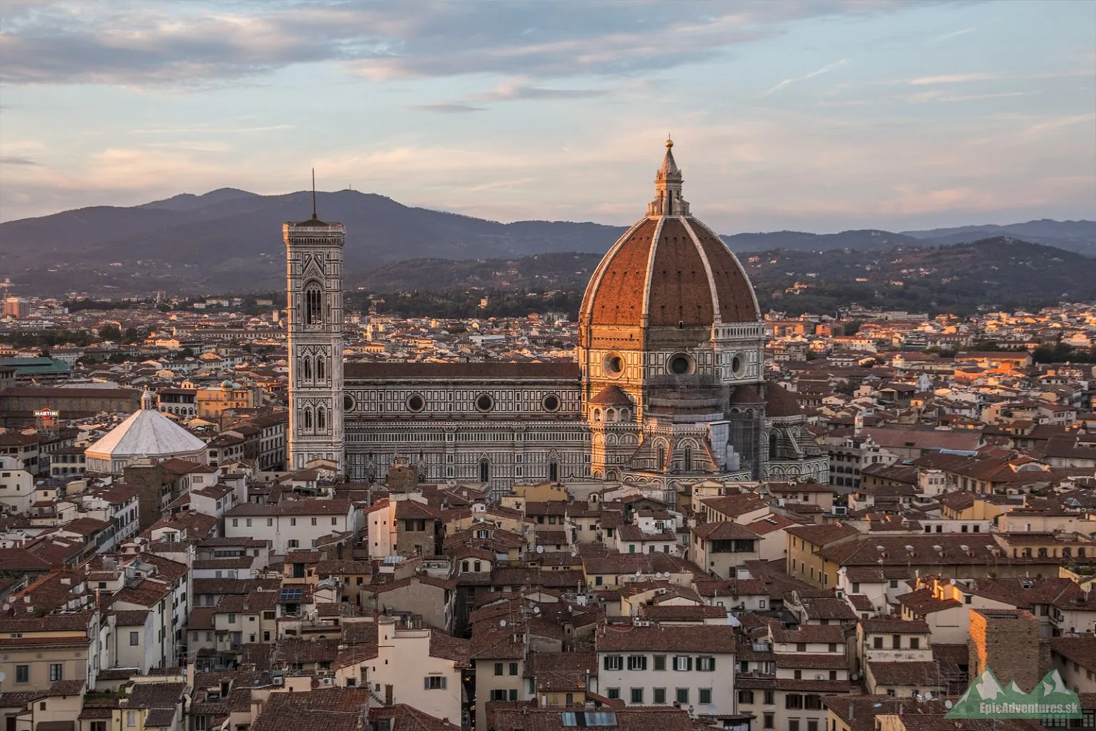 Santa Maria del Fiore v lúčoch zapadajúceho slnka