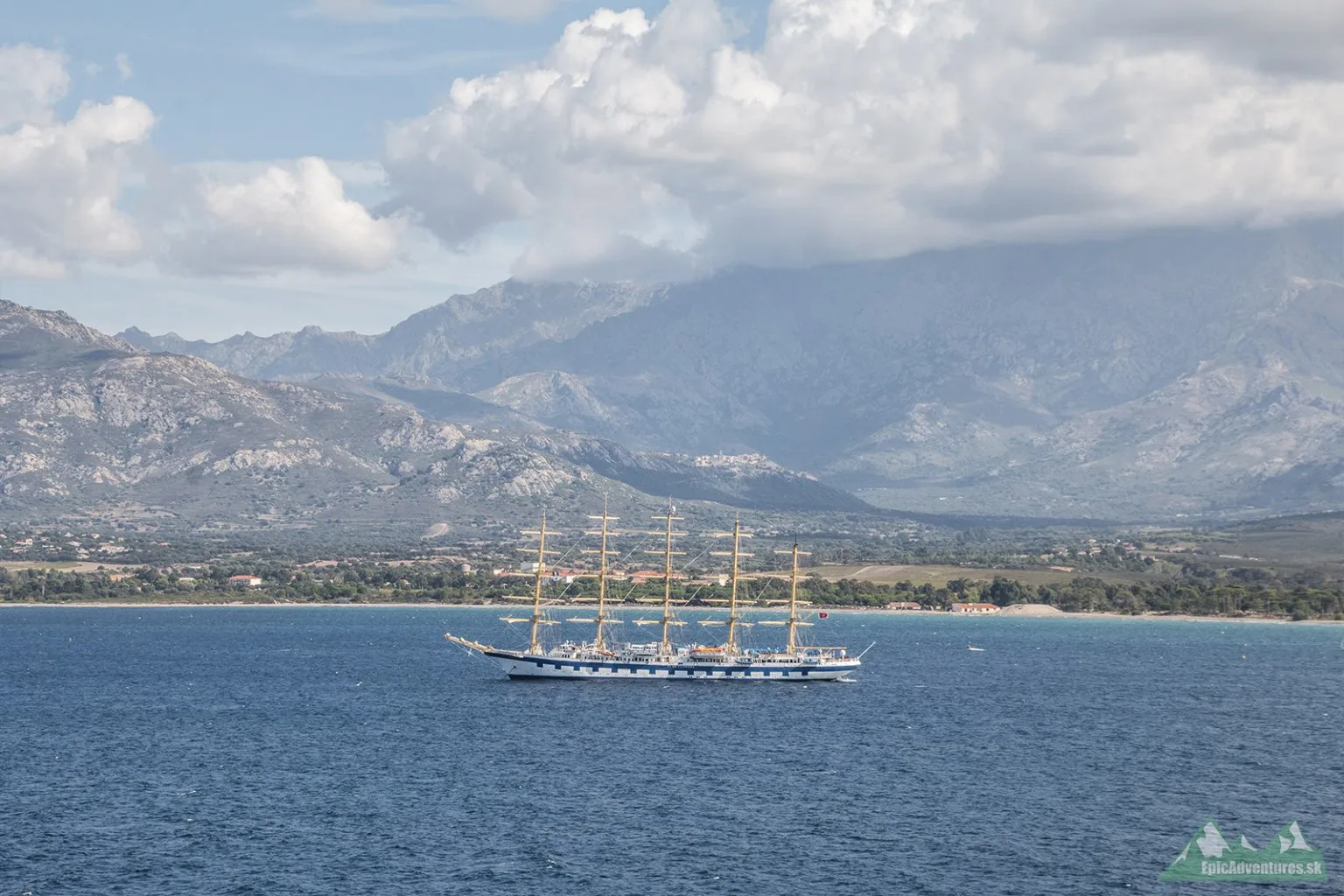 Plachetnica v zálive Calvi