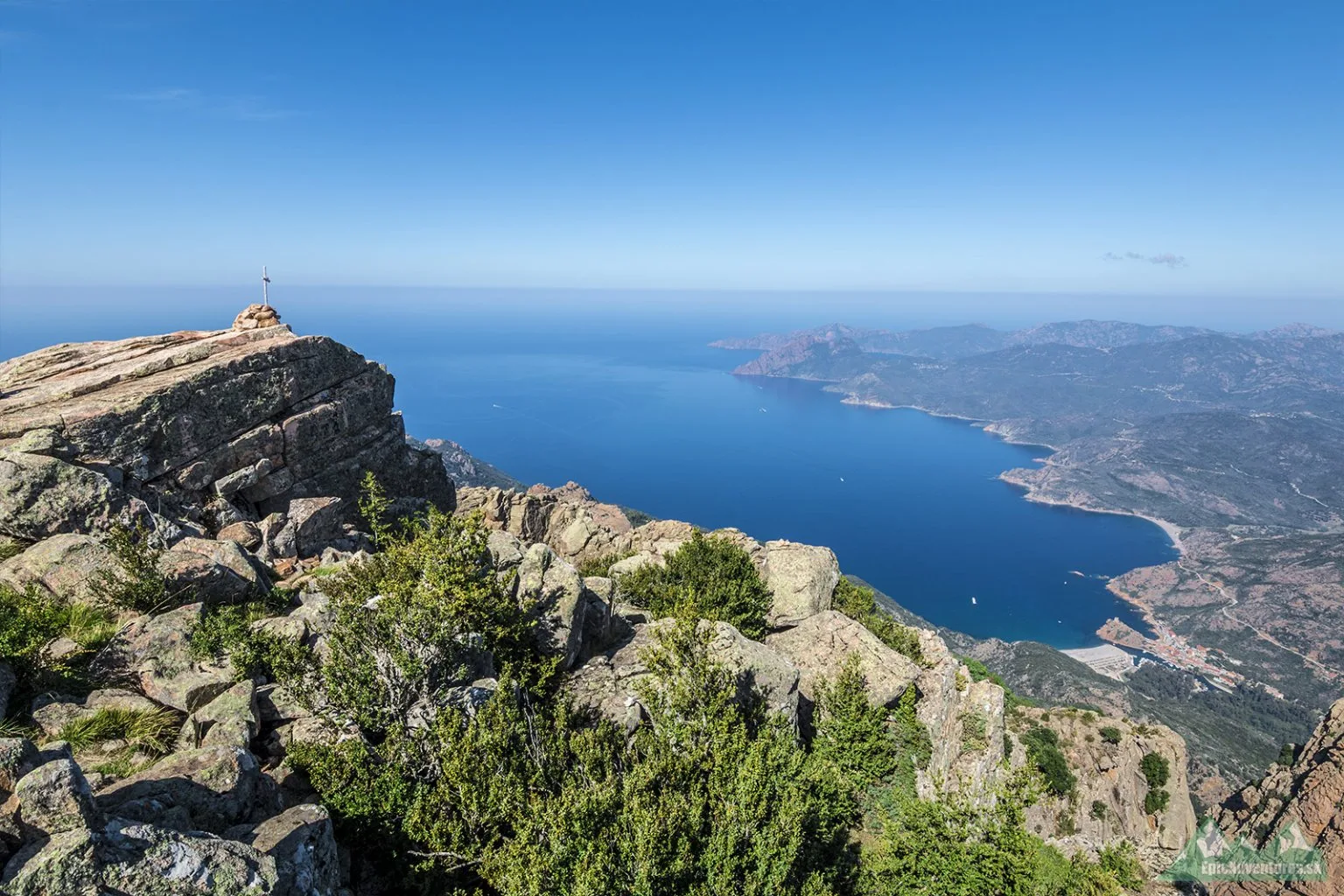 Vrchol Capu d'Orto s výhľadom na záliv pri Porte