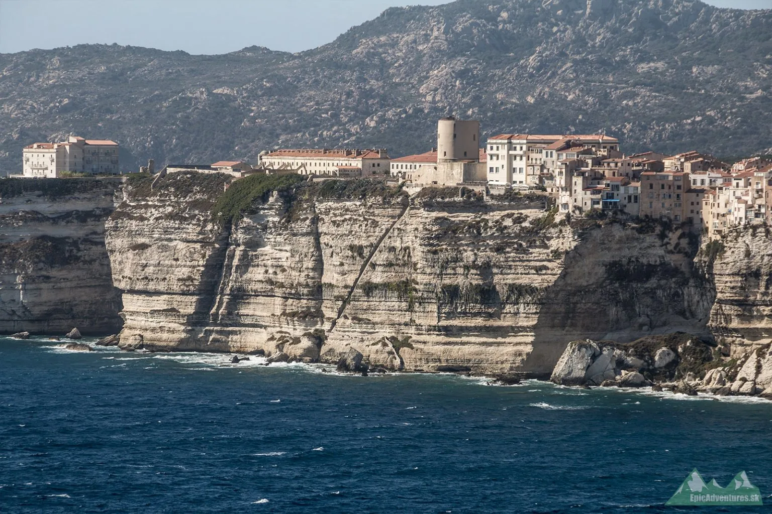 Výhľad z vojenských kasární na schodisko Escalier du Roy d'Aragon
