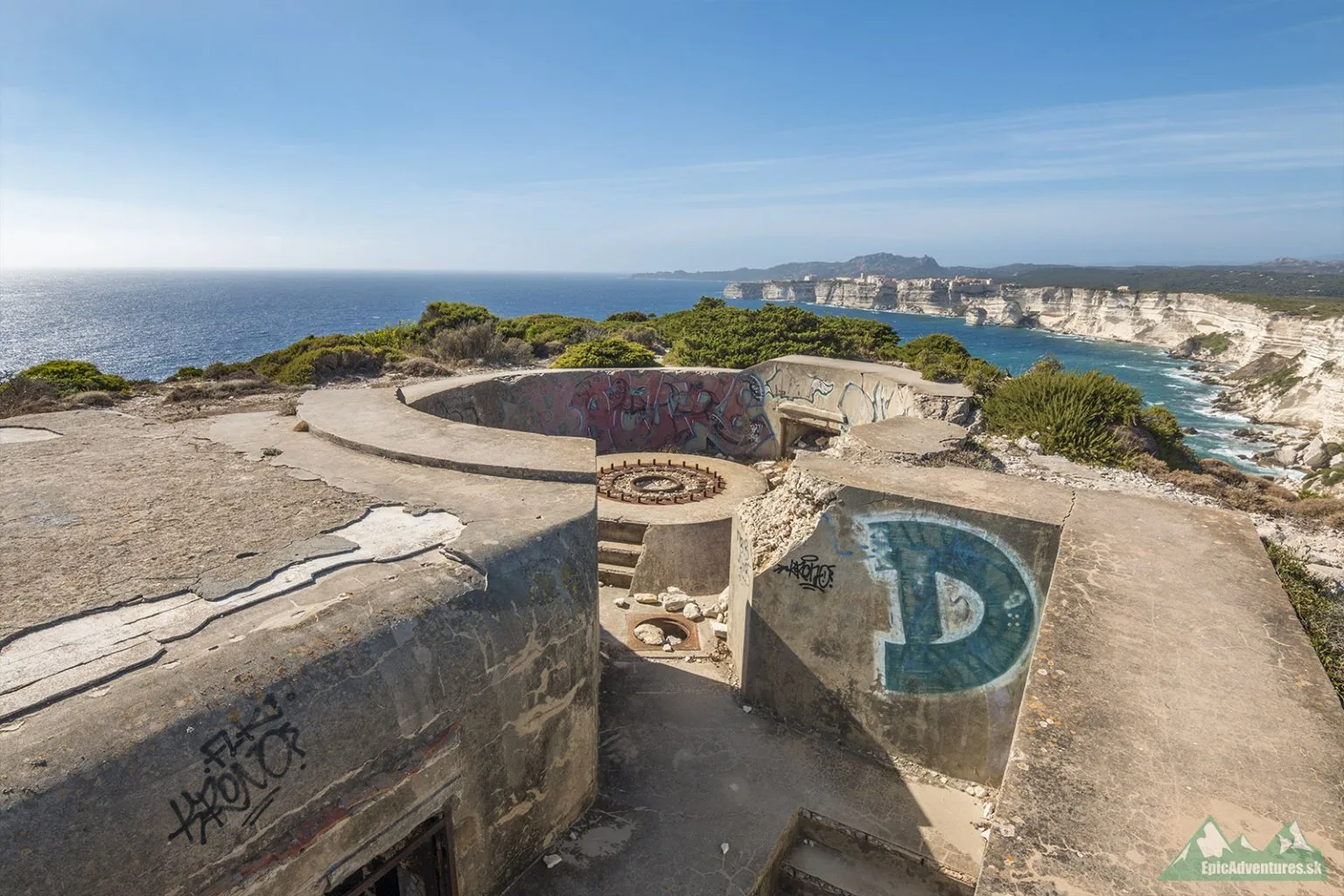 Základy dela na okraji útesu