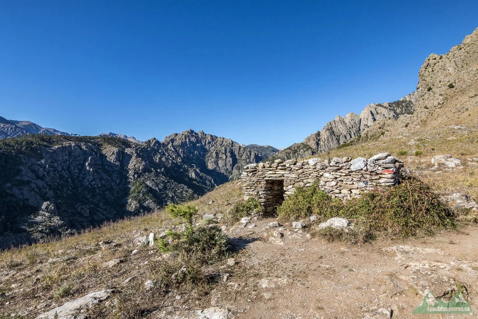 Kamenný prístrešok, ktorý sa dá počas dažďa využiť ako úkryt