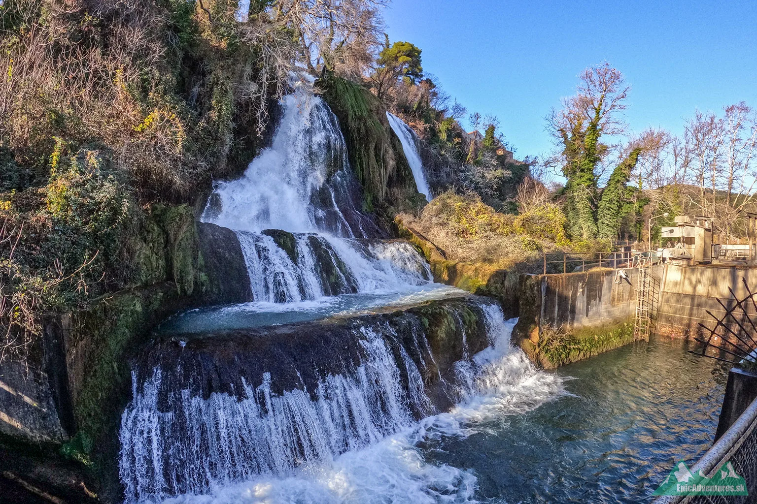 Jeden zo skrytých vodopádov, ktorý sa dá obdivovať z hrádze