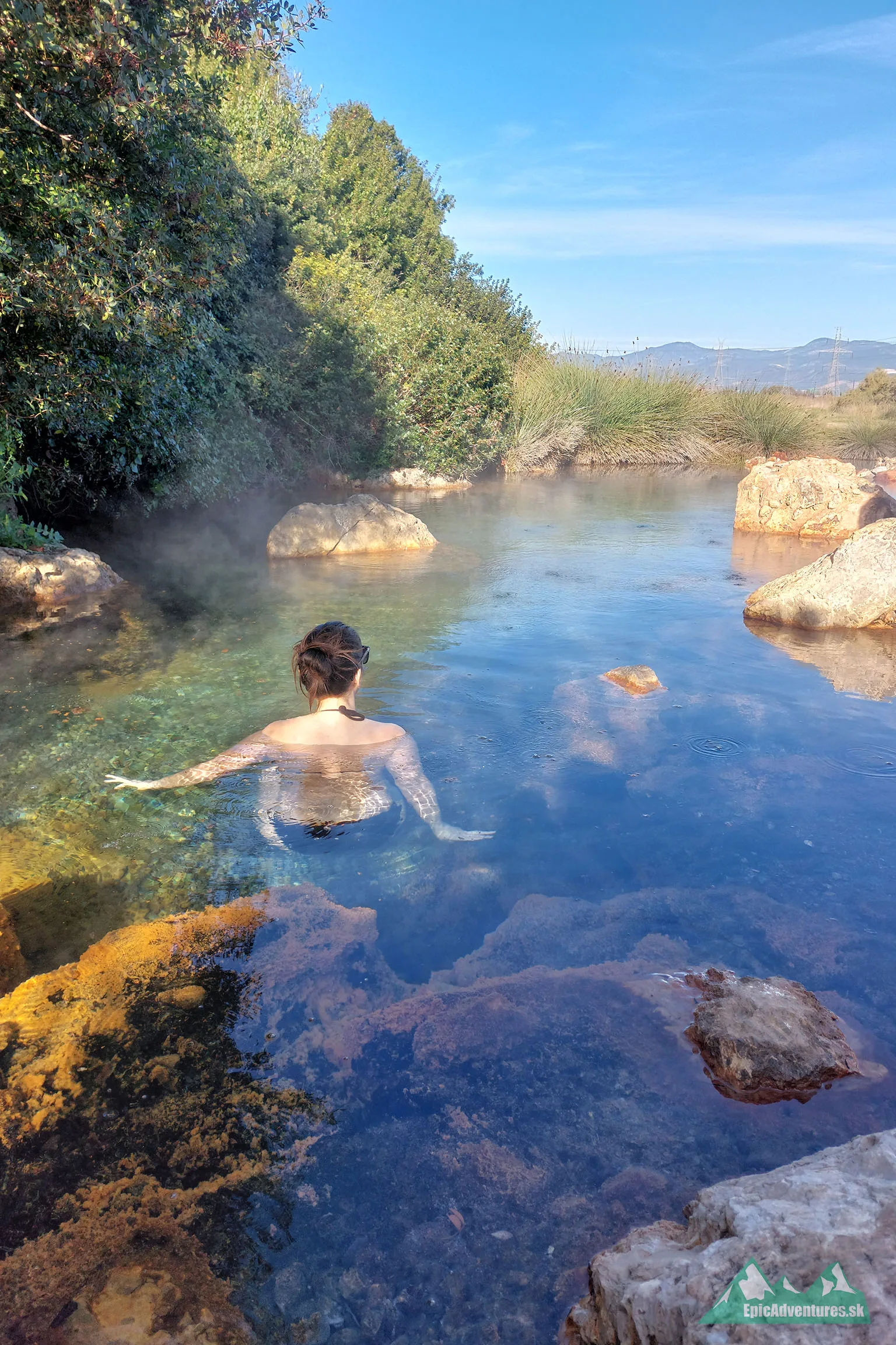 Danka si užíva termálnu vodu, zatiaľ čo sa ja s malou prechádzame po okolí
