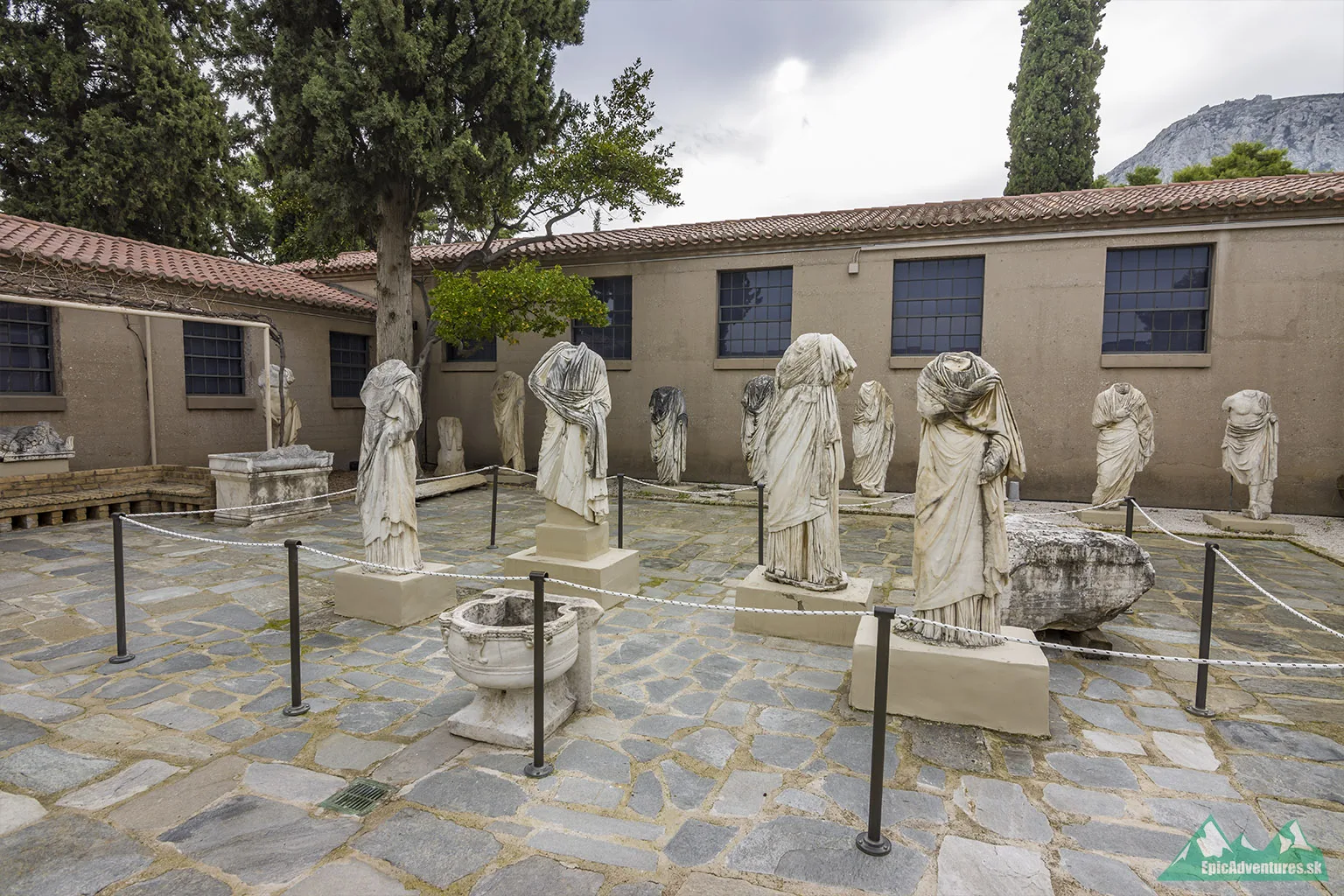 Nádvorie múzea so sochami, ktoré sa našli v areáli 