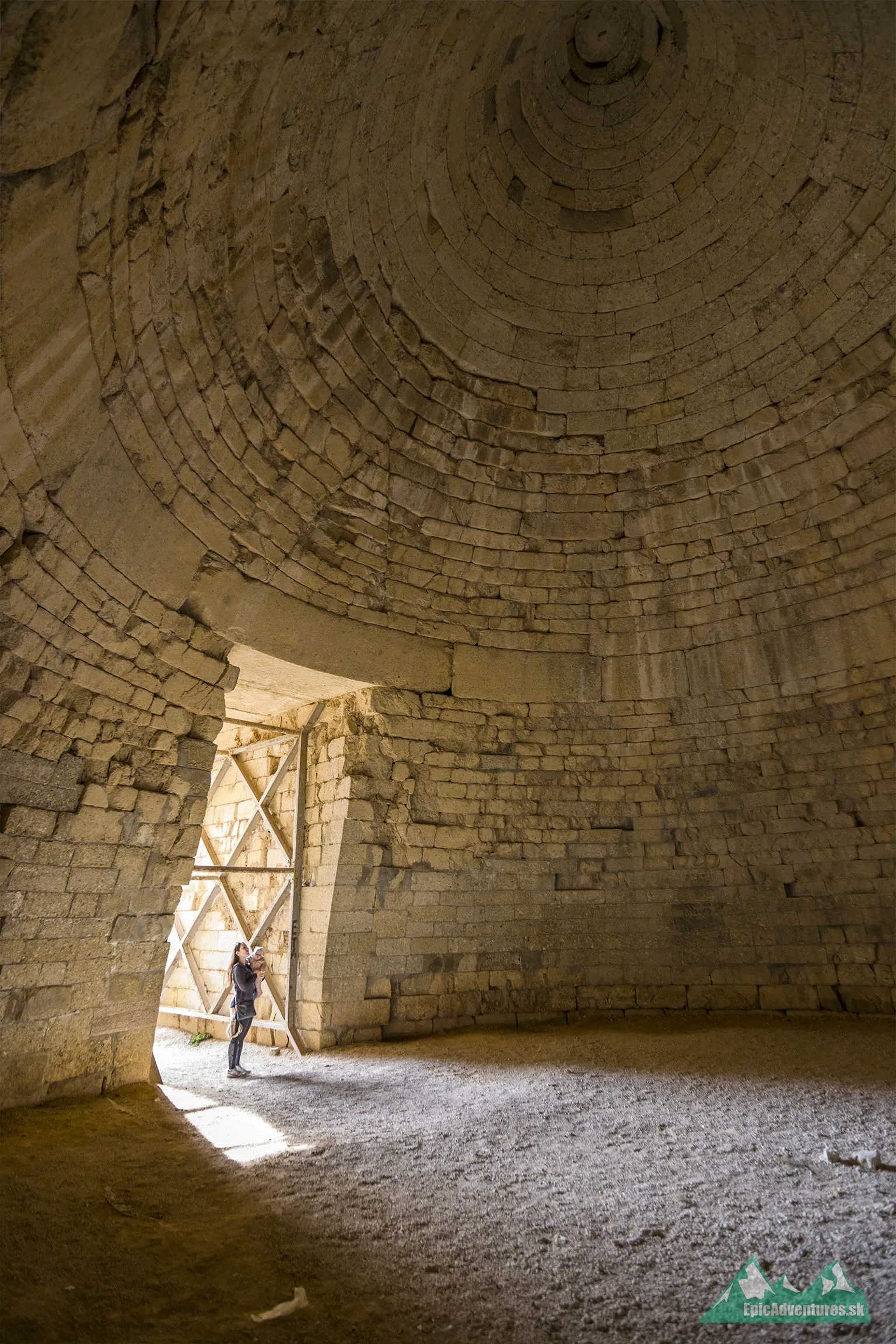 Jedna zo zachovaných Tholosových hrobiek, ktoré pripomínajú úľ
