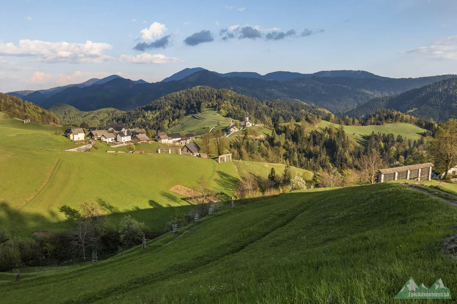 Výhľad na dedinku Zgornja Sorica, ktorá leží na úpätí Juslkých Álp;    Foto: epicadventures.sk