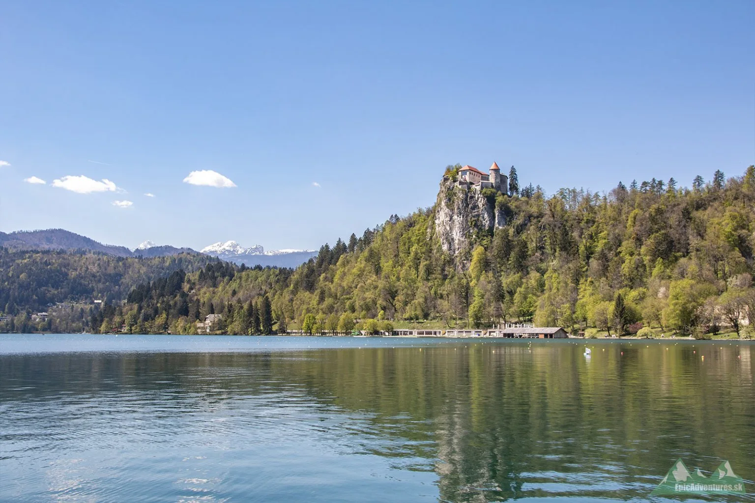 Bledský hradu, ktorý stojí pyšne nad jazerom;     Foto: epicadventures.sk