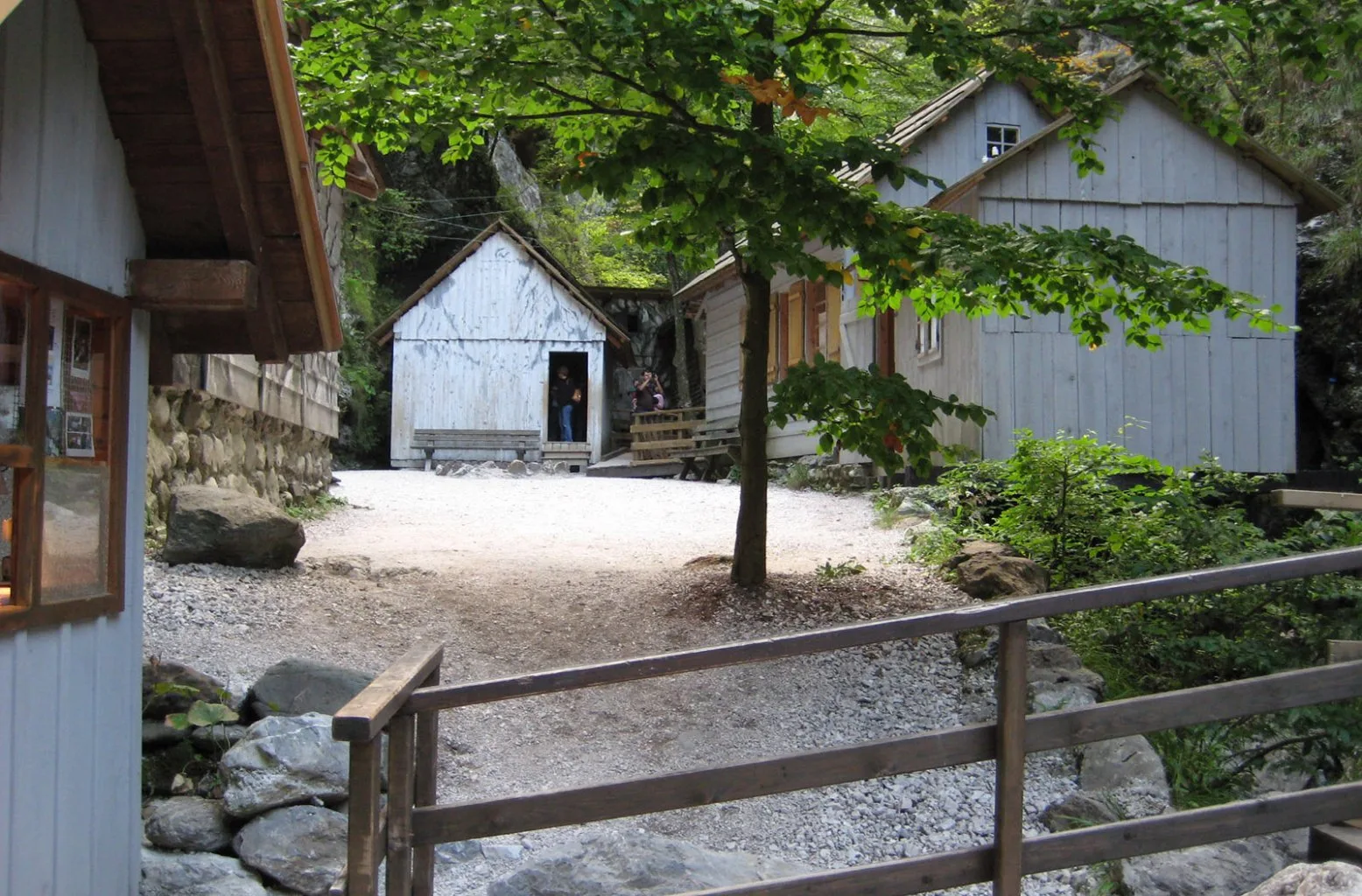 Partizánska nemocnica Franja, ktorá stojí ukrytá v malebnej tiesňave;     Foto: wikimedia.org