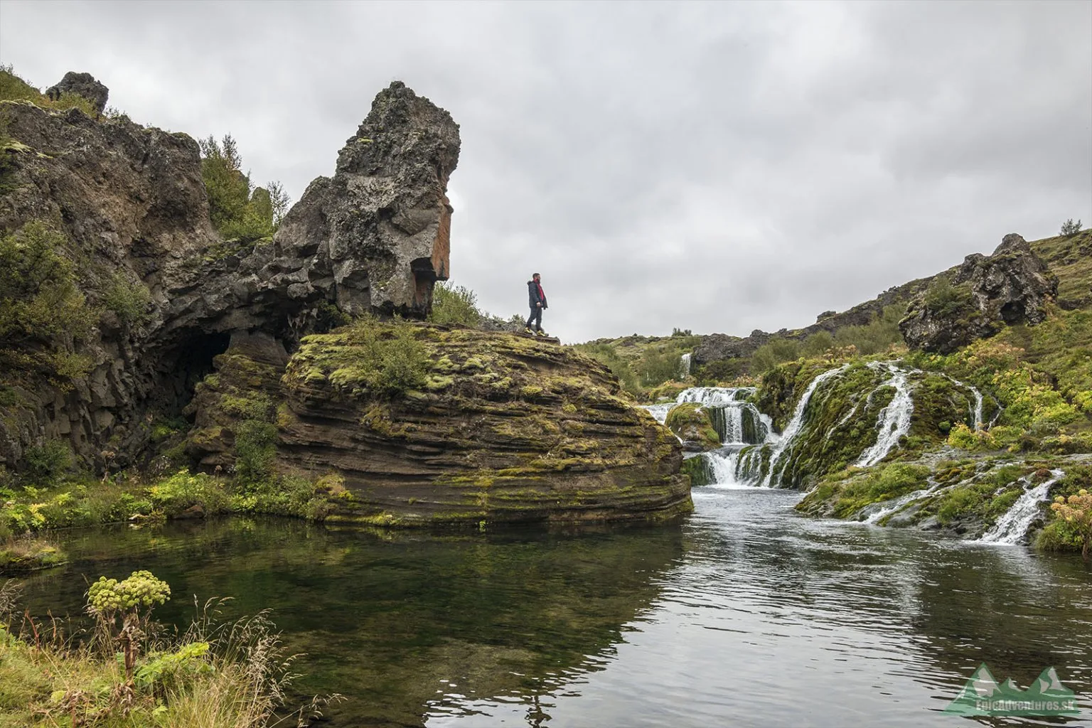 Tufové útvary v kombinácii s množstvom vody a zelene vytvárajú rozprávkovú krajinu 