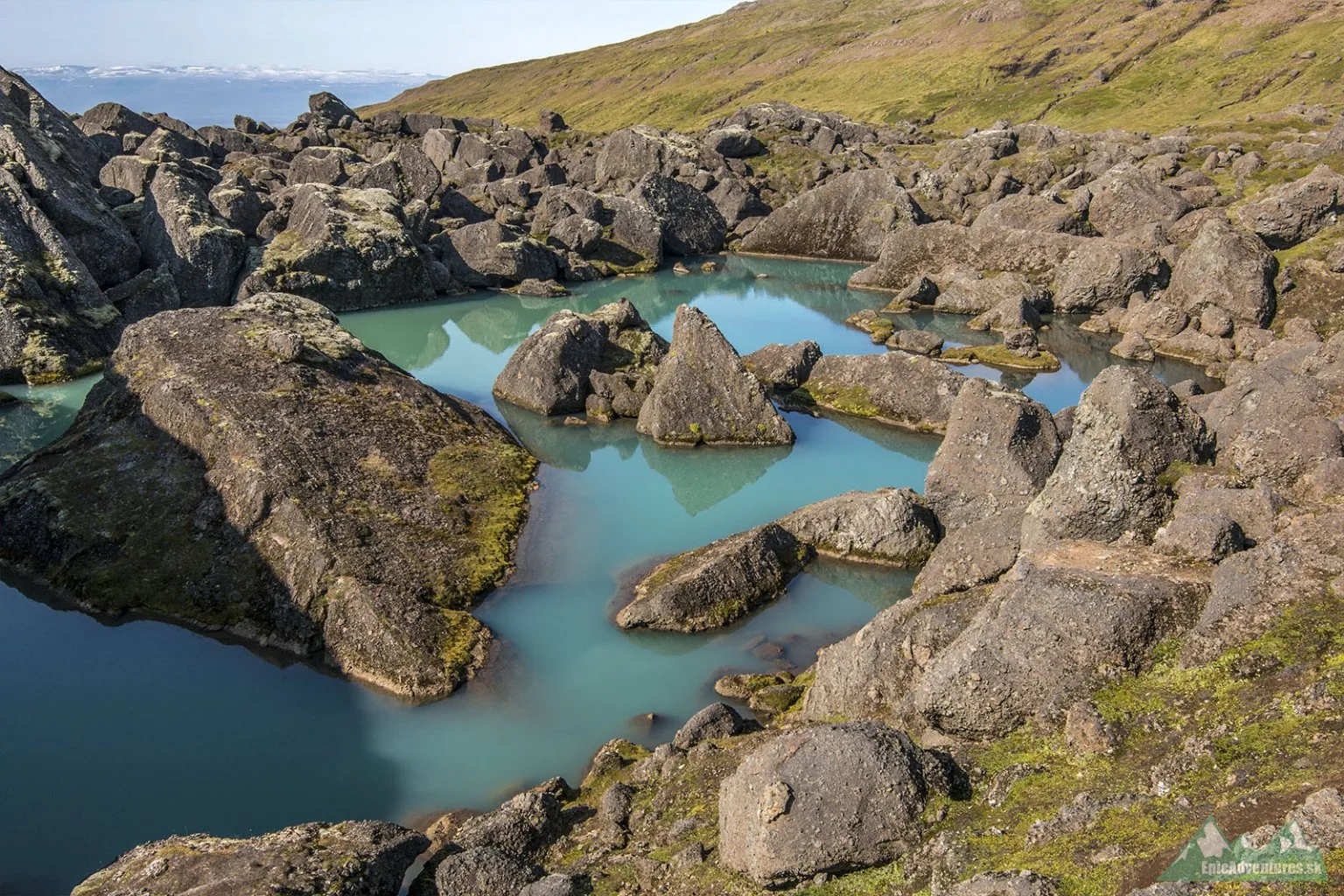 Tyrkysové jazierka medzi balvanmi 