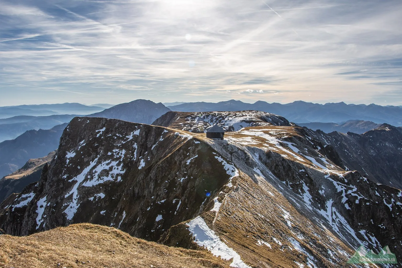Výhľad z vrcholu na Reichensteinhütte, ktorá stojí na náhornej plošine