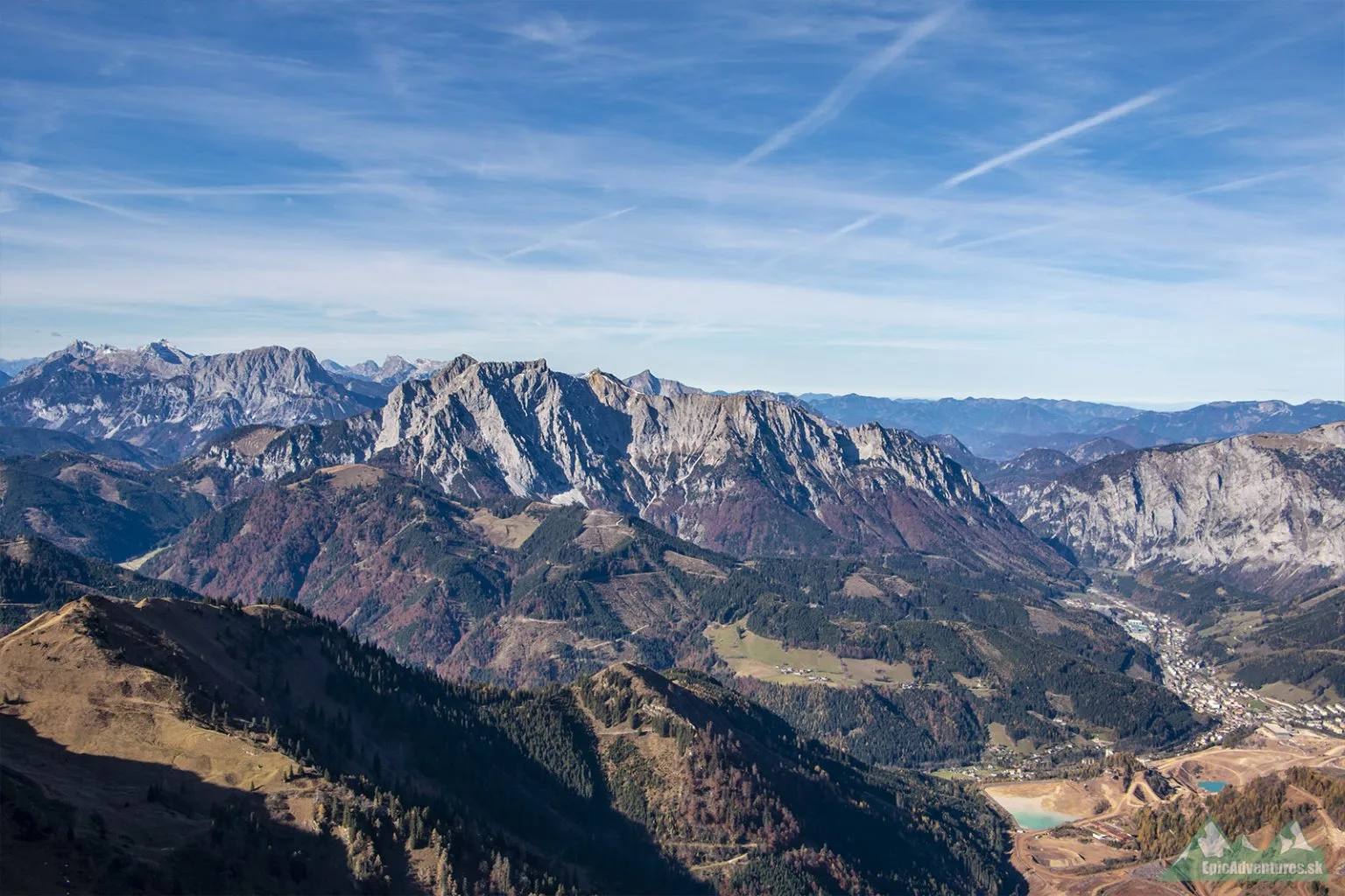 Vzdialený masív, ktorý sa týči nad mestečkom Eisenerz
