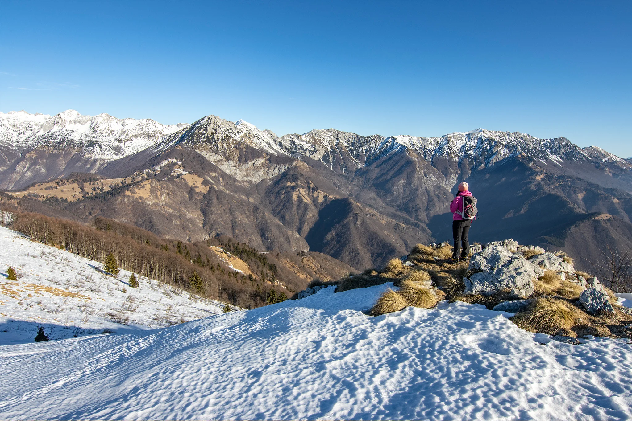Výhľad zo sedla na hrebeň Dolného Bohinjského pohoria 
