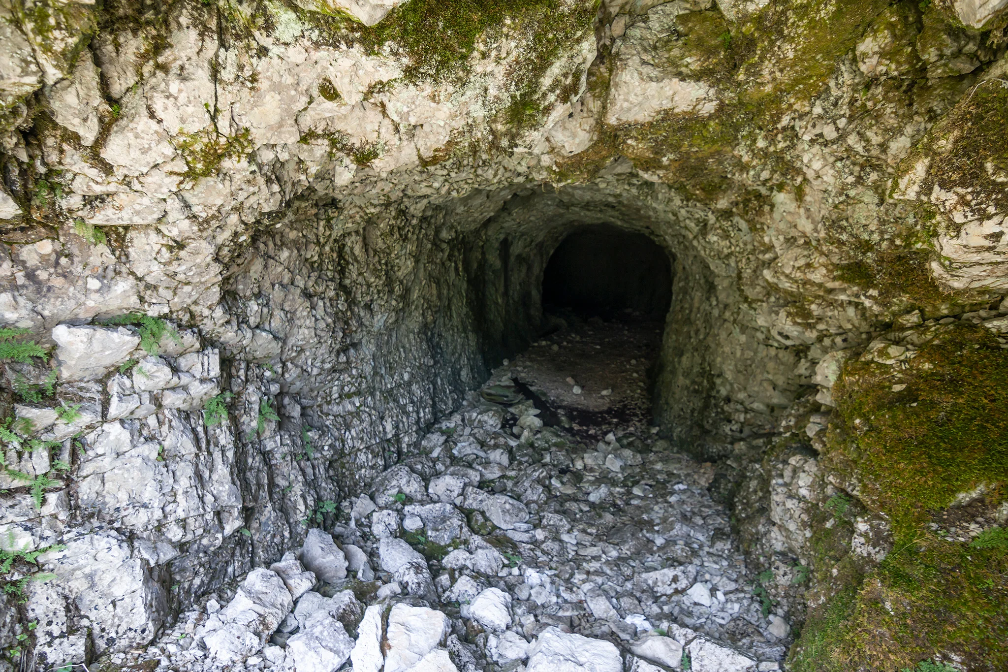 Prvá kaverna, na ktorú sa nám pri zostupe podarilo naraziť