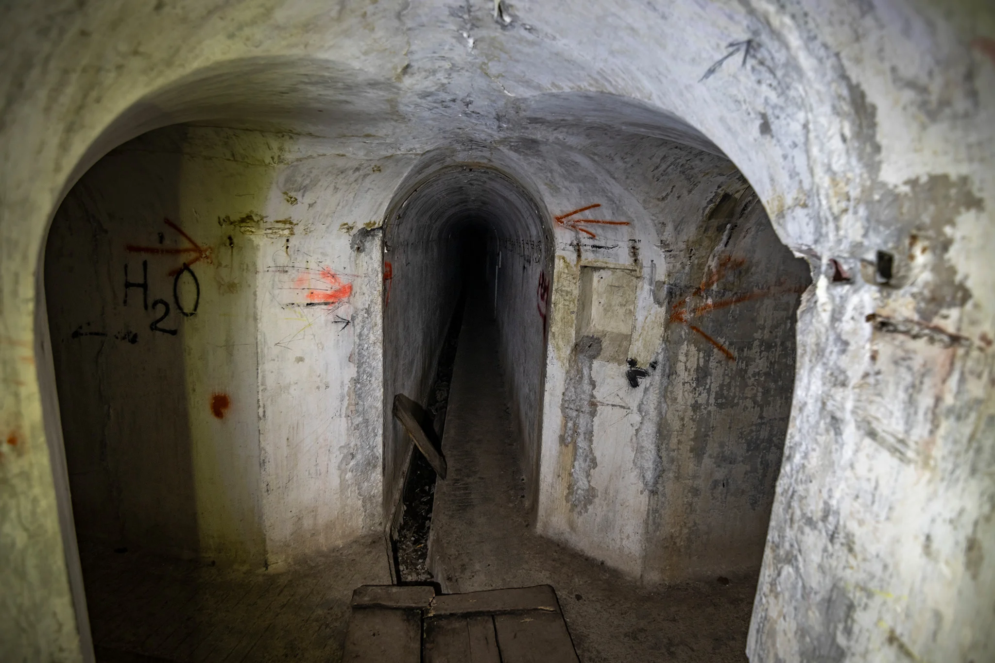 Hlavná križovatka v komplexe. Na každú stranu existuje nejaký východ