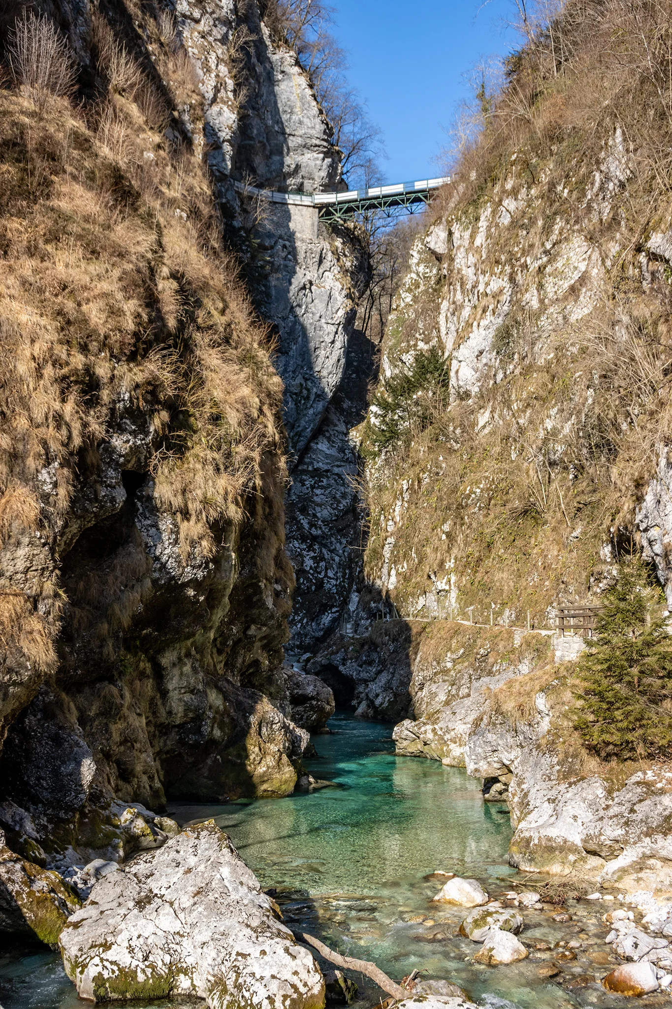 Rieka Tolminka, nad ktorou sa týči Diablov most