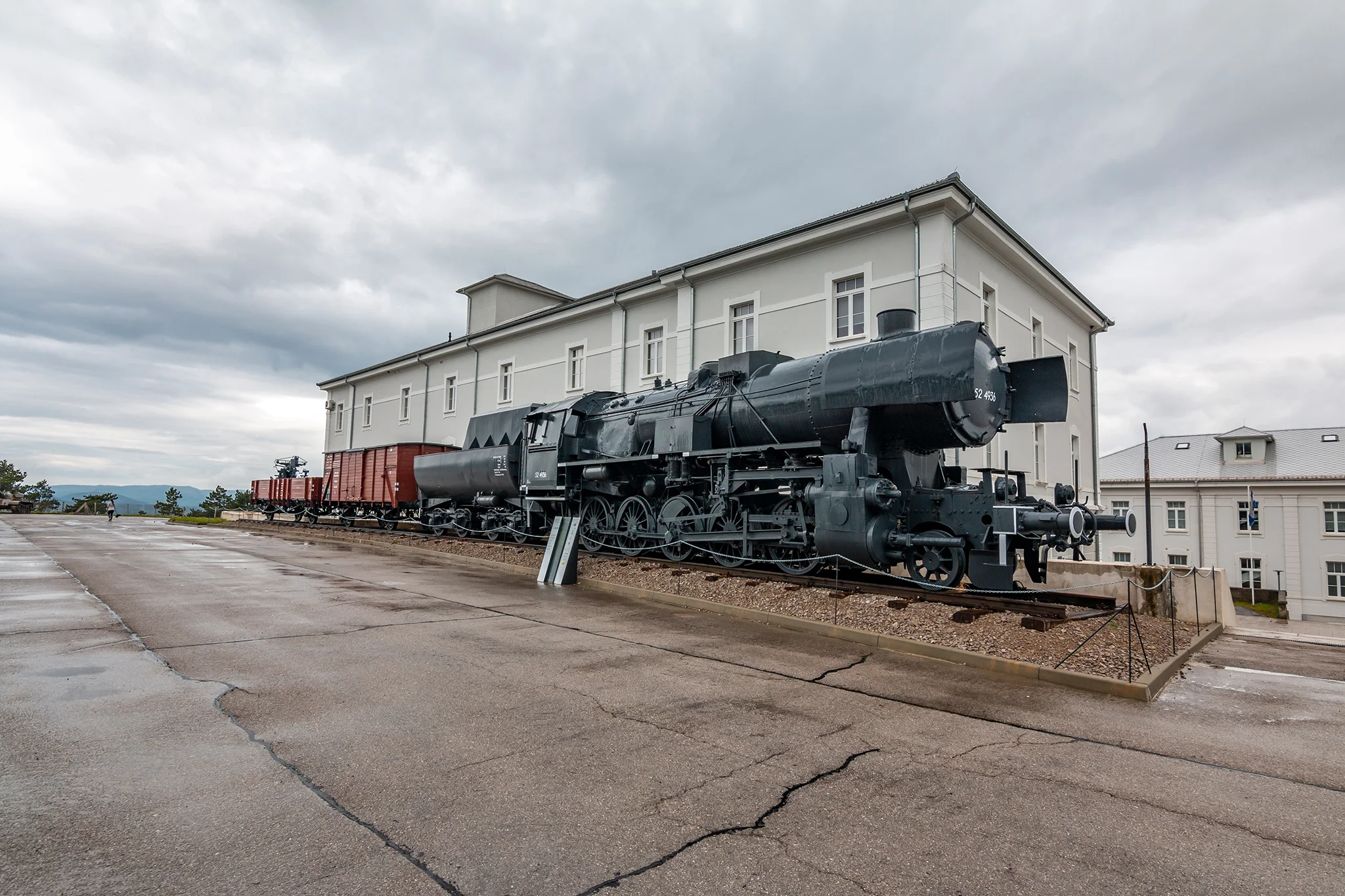 23 metrov dlhá a 95 ton ťažká lokomotíva 33-110 dorazila do bývalej Juhoslávie po skončení druhej svetovej vojny ako súčasť vojnových reparácií.  Slúžila na pravidelnú železničnú dopravu až do svojho vyradenia z prevádzky v roku 1978