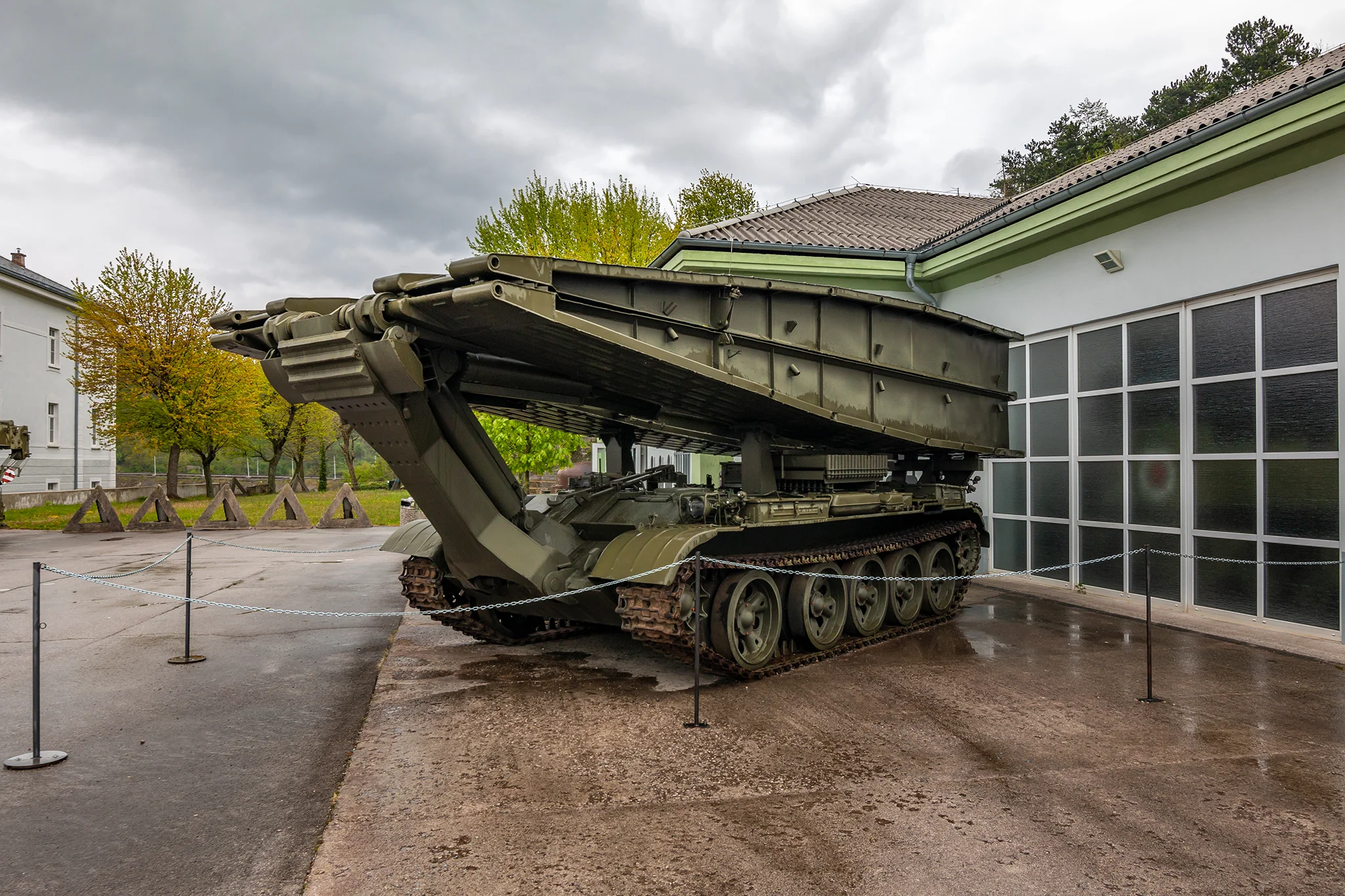 Mostný tank MT-55A, ktorý bol vyrábaný v Československu, v Závodoch ťažkého strojárstva (ZŤS) Martin