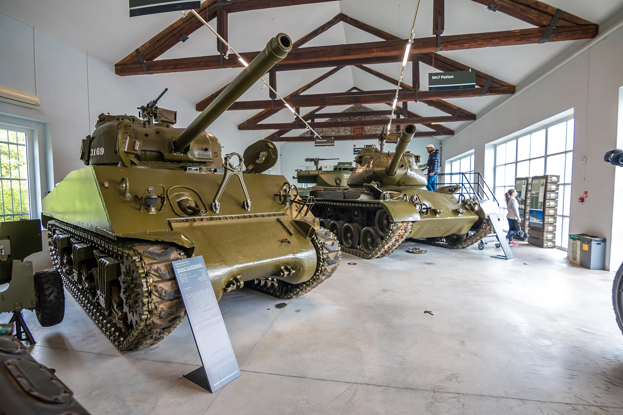 Americké tanky strednej veľkosti M4A3 Sherman a M47 Patton