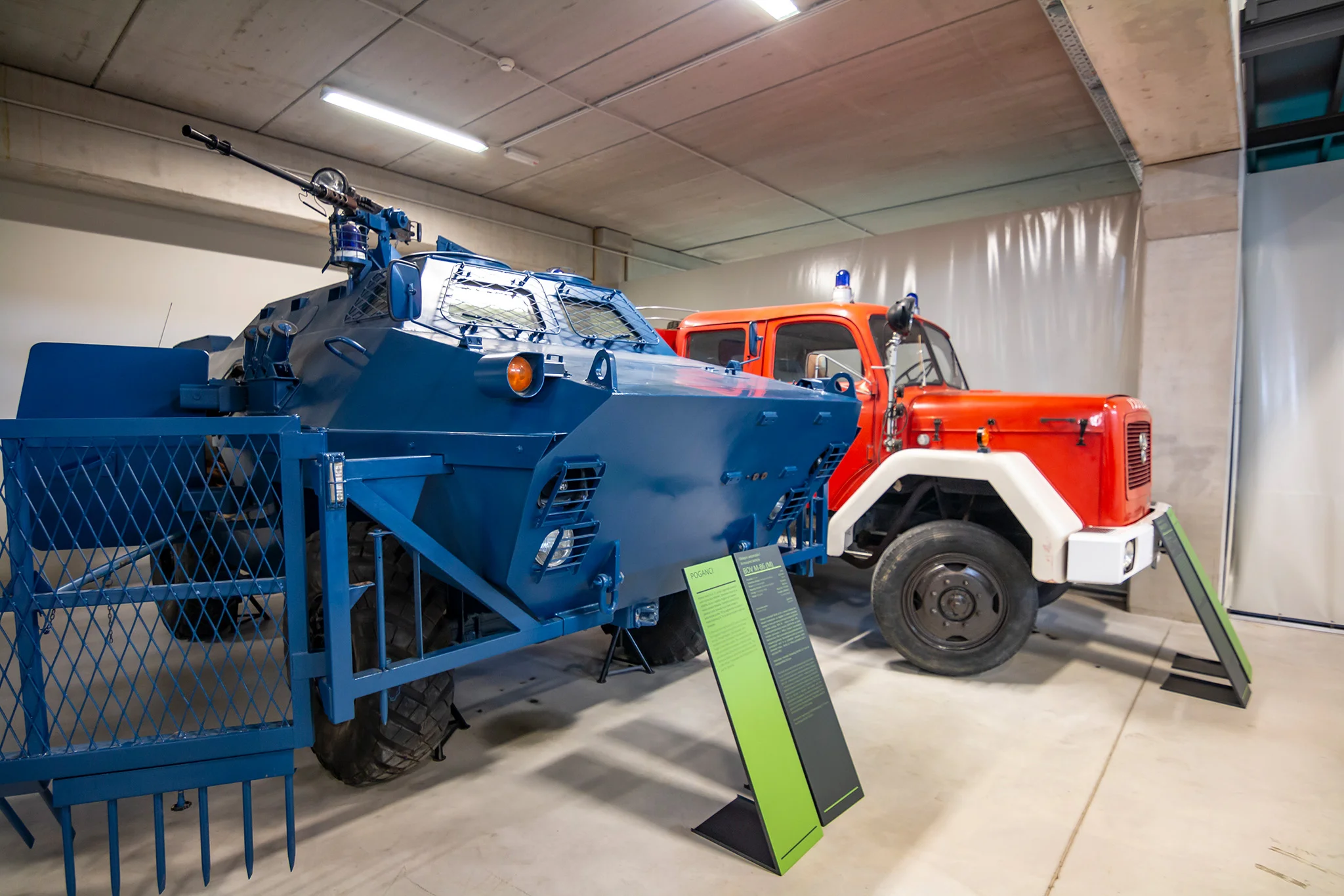 Obrnené vozidlo BOV M-86 (M) a hasičské auto TAM 125T 10