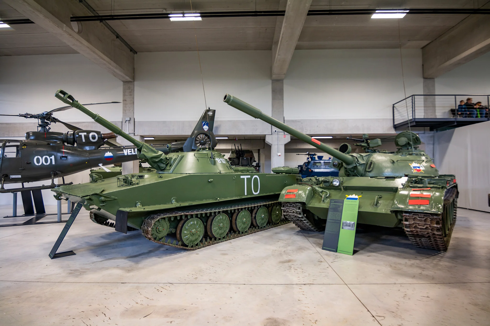 Sovietsky obojživelný tank PT-76B a tank T-55 