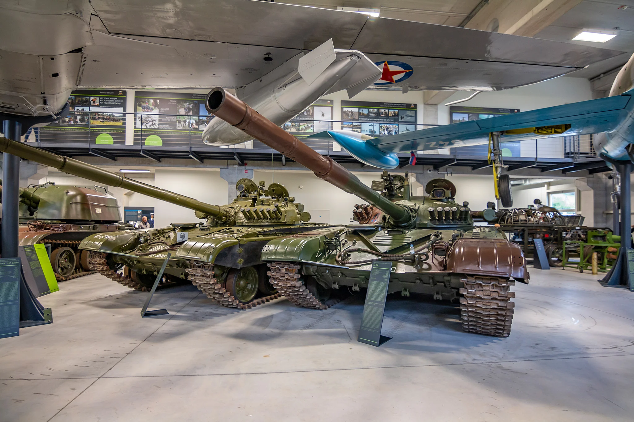 Tank T-72M vyrábaný v Československu a hlavný juhoslovanský bojový tank M-84. Oba boli založené na sovietskom tanku T-72