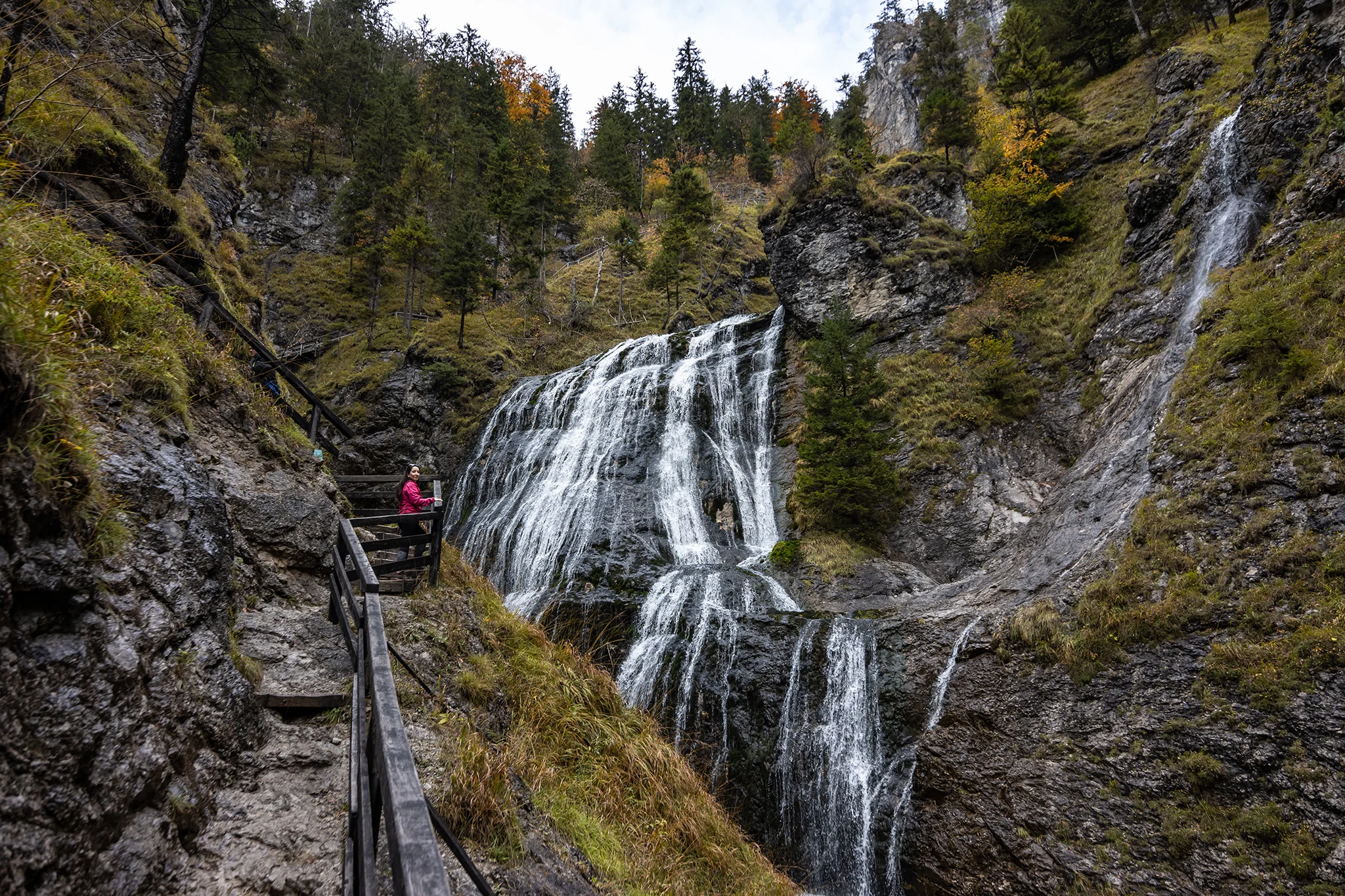 Pri vodopáde Schleierwasserfall máte za sebou viac ako polovicu prevýšenia, k prameňu však stále ostáva 150 výškových metrov