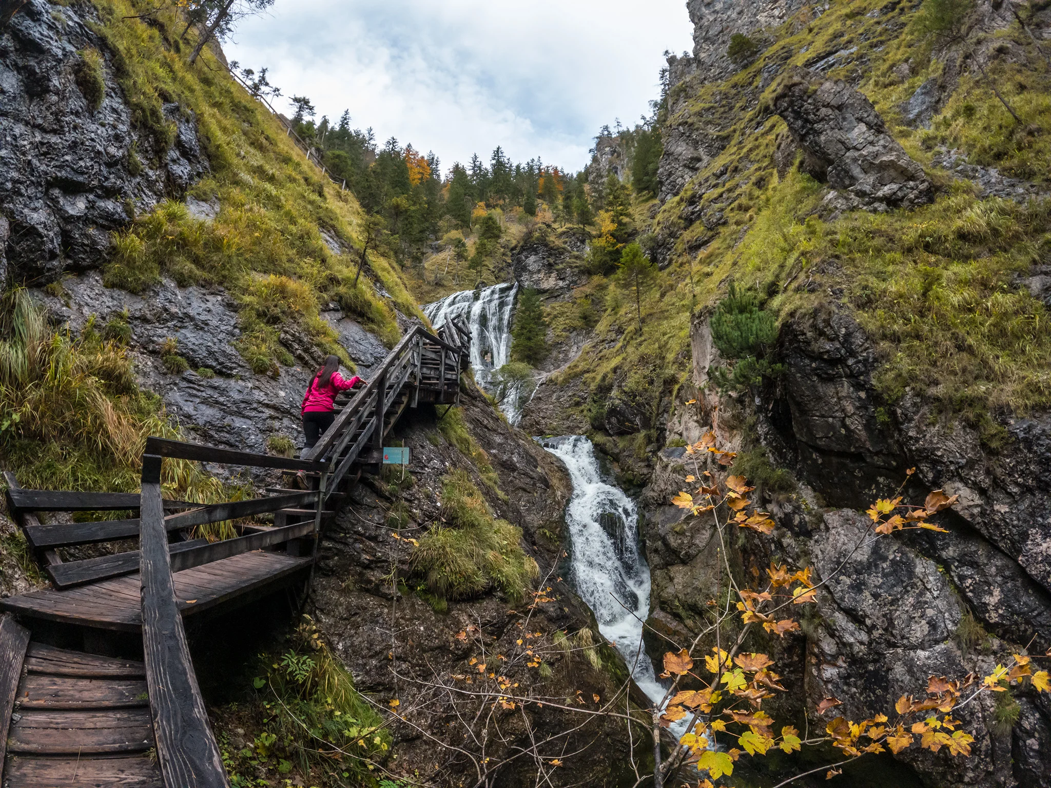 Stúpanie k vodopádu Schleierwasserfall okolo jedného z menších vodopádov