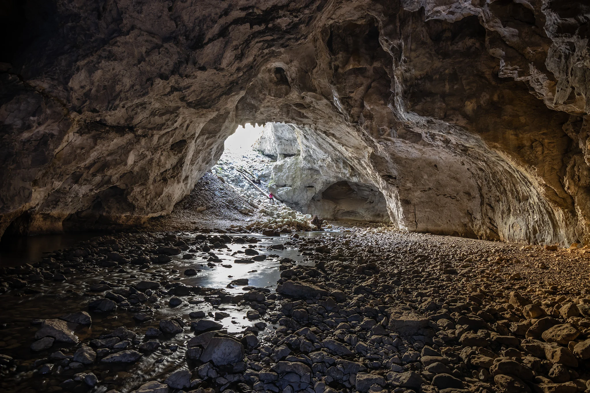 Vchod do podzemia Zelške jame. Do tohto obrovského priestoru sa dostanete len po prekročení rieky