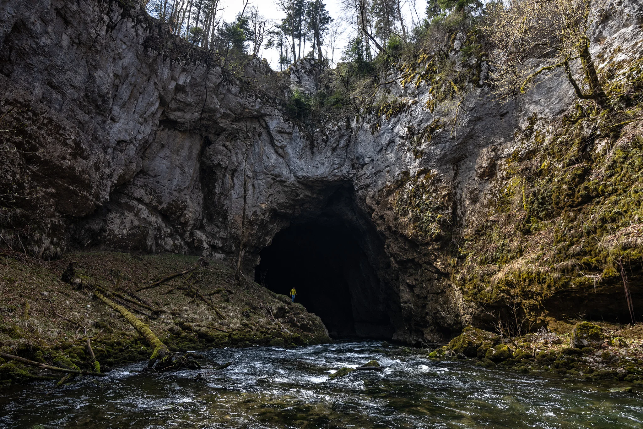 "Mokrý" vstup do jaskyne Tkalca jama je monumentálny 